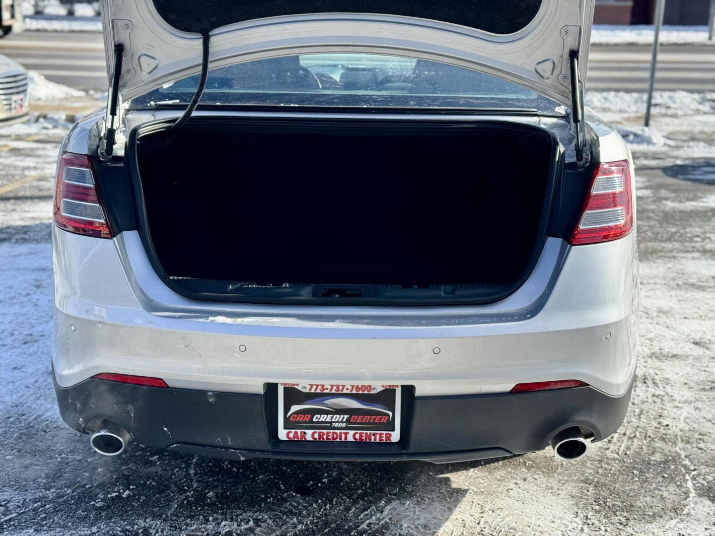 2015 SILVER Ford Taurus SEL FWD (1FAHP2E83FG) with an 3.5L V6 DOHC 24V engine, 6-Speed Automatic transmission, located at 7600 S Western Ave., Chicago, IL, 60620, (773) 918-3980, 0.000000, 0.000000 - Photo#4