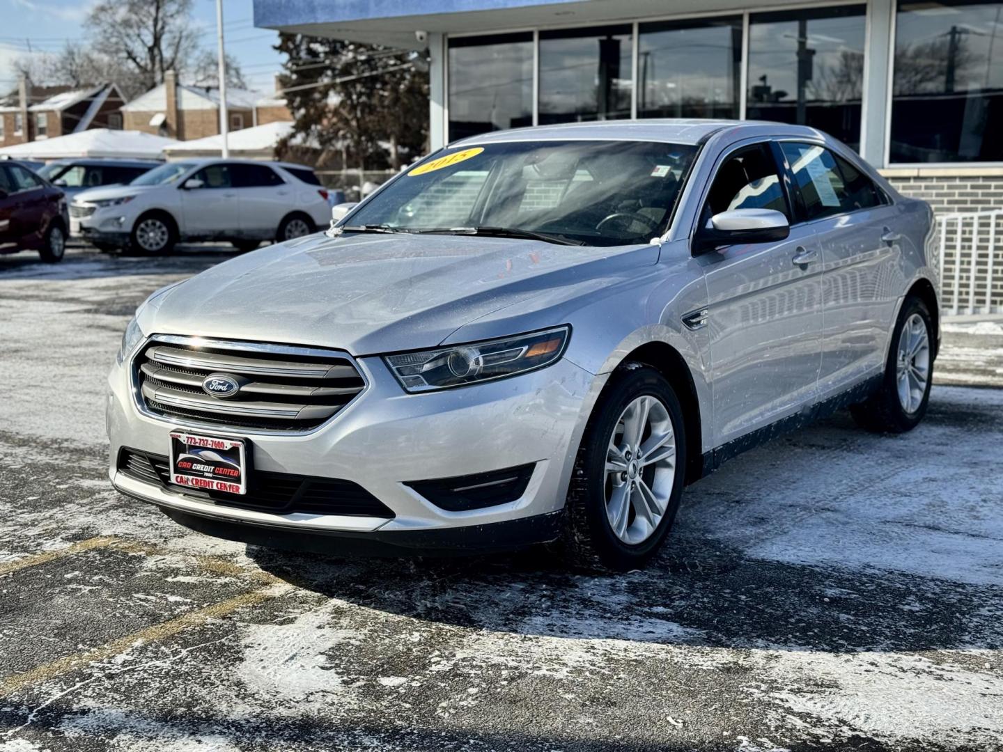 2015 SILVER Ford Taurus SEL FWD (1FAHP2E83FG) with an 3.5L V6 DOHC 24V engine, 6-Speed Automatic transmission, located at 7600 S Western Ave., Chicago, IL, 60620, (773) 918-3980, 0.000000, 0.000000 - Photo#2
