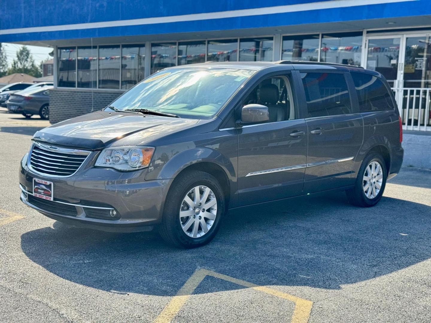 2016 GRAY Chrysler Town and Country Touring (2C4RC1BG9GR) with an 3.6L V6 DOHC 24V engine, 6A transmission, located at 7600 S Western Ave., Chicago, IL, 60620, (773) 918-3980, 0.000000, 0.000000 - Photo#2