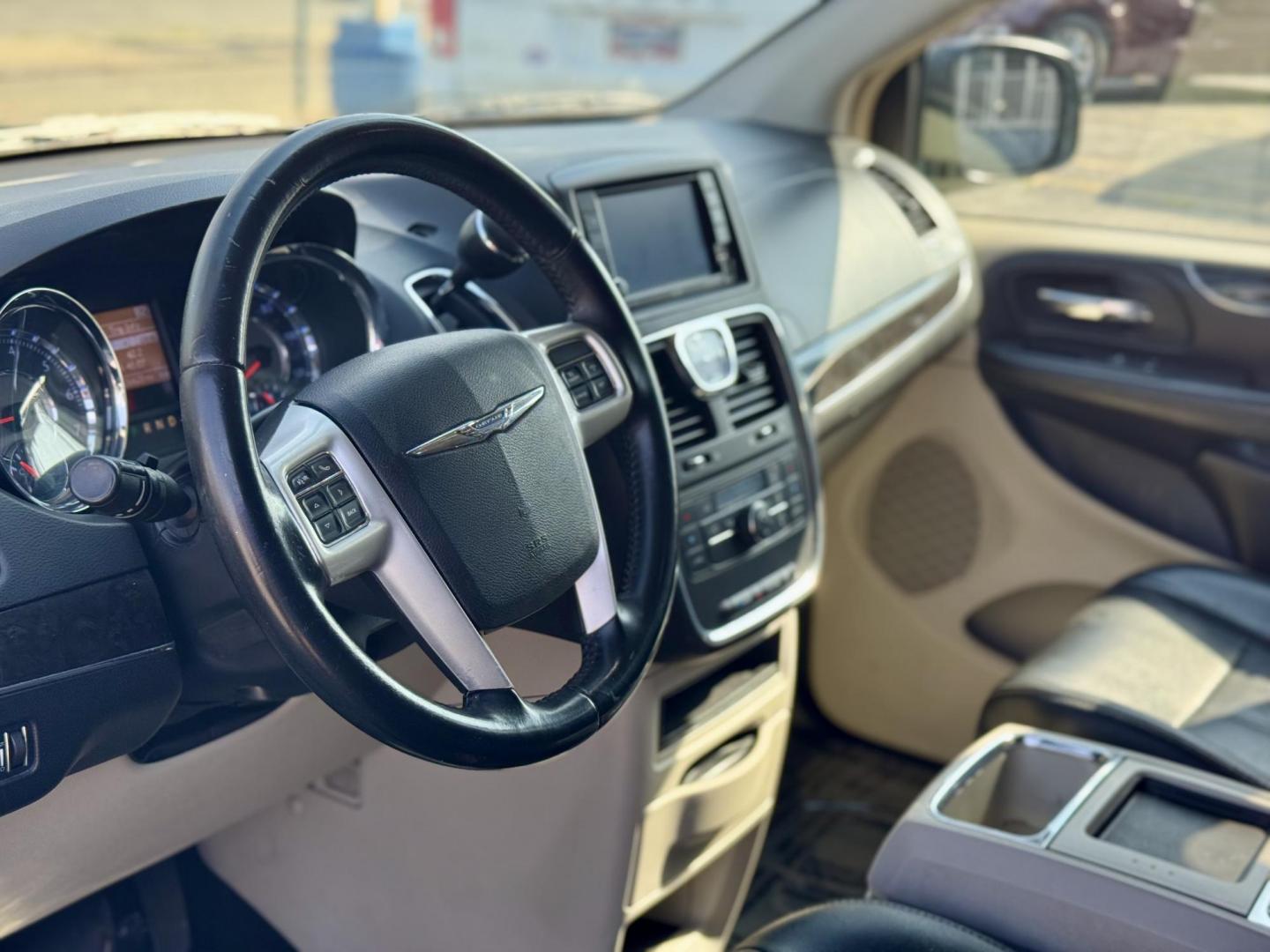 2016 GRAY Chrysler Town and Country Touring (2C4RC1BG9GR) with an 3.6L V6 DOHC 24V engine, 6A transmission, located at 7600 S Western Ave., Chicago, IL, 60620, (773) 918-3980, 0.000000, 0.000000 - Photo#5