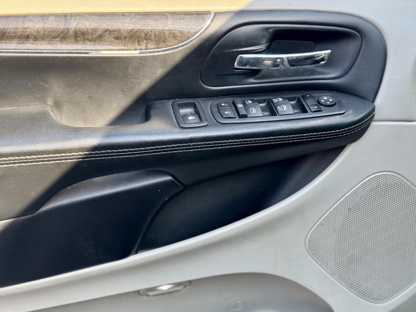 2016 GRAY Chrysler Town and Country Touring (2C4RC1BG9GR) with an 3.6L V6 DOHC 24V engine, 6A transmission, located at 7600 S Western Ave., Chicago, IL, 60620, (773) 918-3980, 0.000000, 0.000000 - Photo#16
