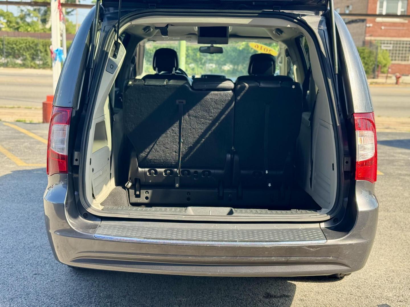 2016 GRAY Chrysler Town and Country Touring (2C4RC1BG9GR) with an 3.6L V6 DOHC 24V engine, 6A transmission, located at 7600 S Western Ave., Chicago, IL, 60620, (773) 918-3980, 0.000000, 0.000000 - Photo#4