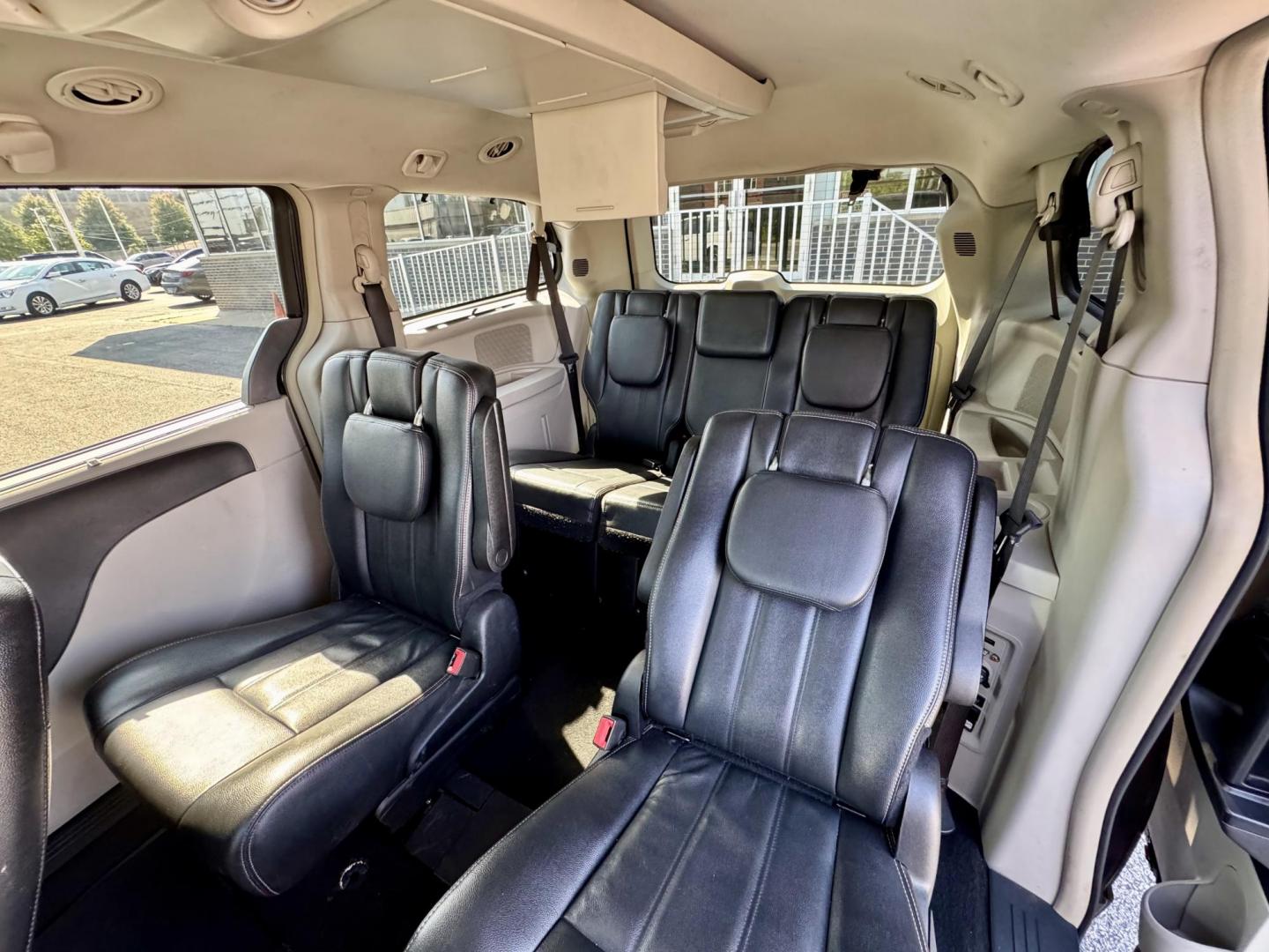 2016 GRAY Chrysler Town and Country Touring (2C4RC1BG9GR) with an 3.6L V6 DOHC 24V engine, 6A transmission, located at 7600 S Western Ave., Chicago, IL, 60620, (773) 918-3980, 0.000000, 0.000000 - Photo#11