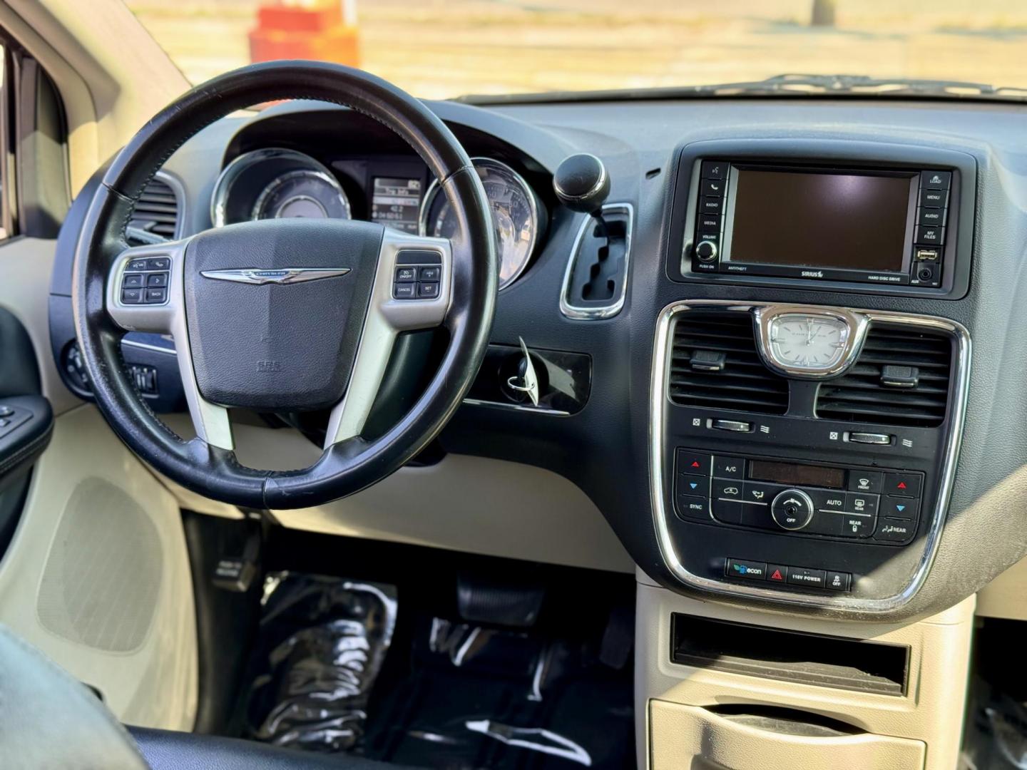 2016 GRAY Chrysler Town and Country Touring (2C4RC1BG9GR) with an 3.6L V6 DOHC 24V engine, 6A transmission, located at 7600 S Western Ave., Chicago, IL, 60620, (773) 918-3980, 0.000000, 0.000000 - Photo#6