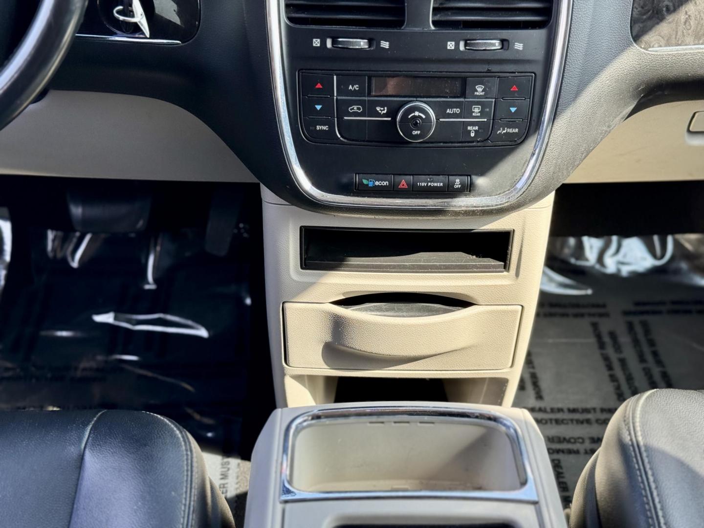 2016 GRAY Chrysler Town and Country Touring (2C4RC1BG9GR) with an 3.6L V6 DOHC 24V engine, 6A transmission, located at 7600 S Western Ave., Chicago, IL, 60620, (773) 918-3980, 0.000000, 0.000000 - Photo#14
