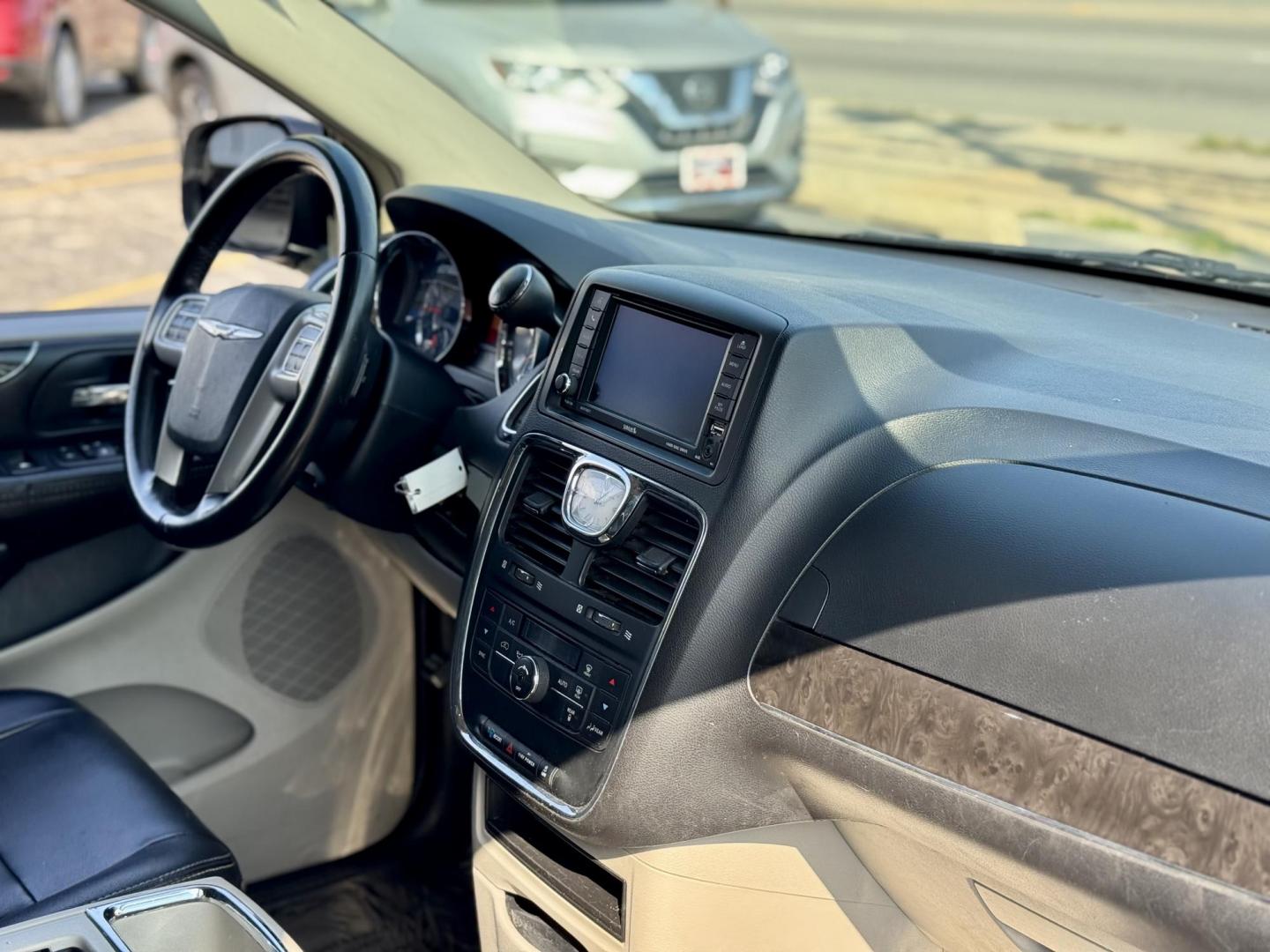 2016 GRAY Chrysler Town and Country Touring (2C4RC1BG9GR) with an 3.6L V6 DOHC 24V engine, 6A transmission, located at 7600 S Western Ave., Chicago, IL, 60620, (773) 918-3980, 0.000000, 0.000000 - Photo#8