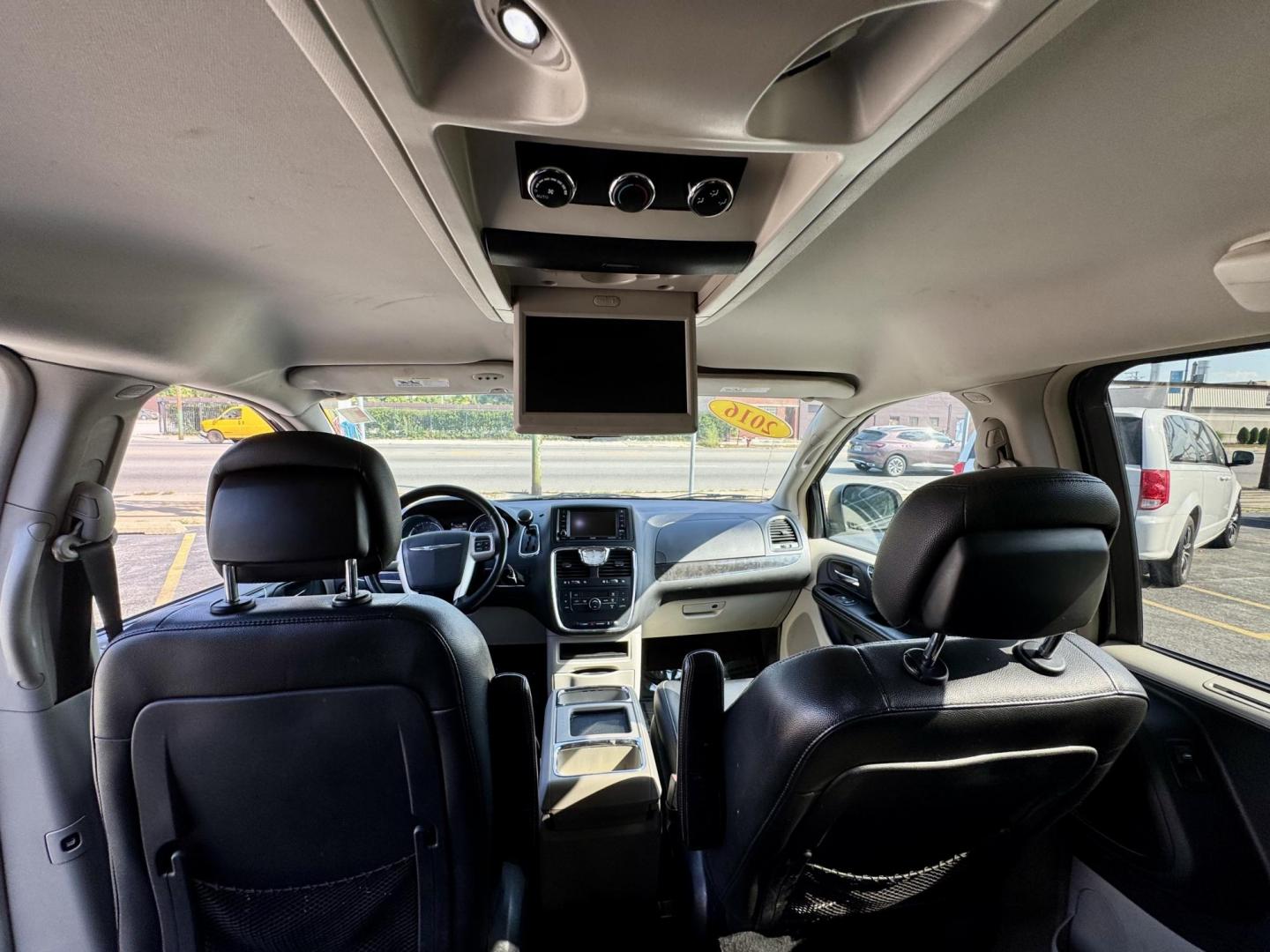 2016 GRAY Chrysler Town and Country Touring (2C4RC1BG9GR) with an 3.6L V6 DOHC 24V engine, 6A transmission, located at 7600 S Western Ave., Chicago, IL, 60620, (773) 918-3980, 0.000000, 0.000000 - Photo#12