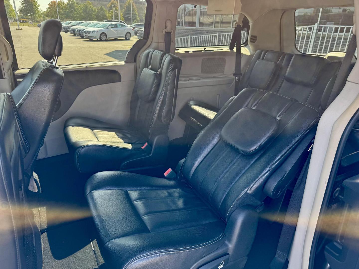 2016 GRAY Chrysler Town and Country Touring (2C4RC1BG9GR) with an 3.6L V6 DOHC 24V engine, 6A transmission, located at 7600 S Western Ave., Chicago, IL, 60620, (773) 918-3980, 0.000000, 0.000000 - Photo#10