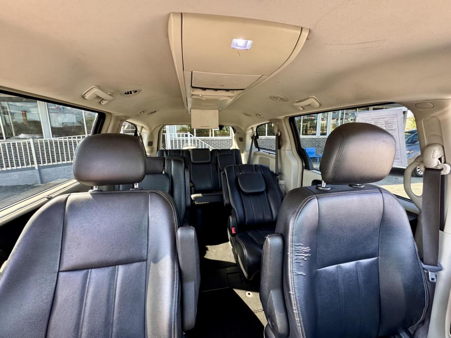 2016 GRAY Chrysler Town and Country Touring (2C4RC1BG9GR) with an 3.6L V6 DOHC 24V engine, 6A transmission, located at 7600 S Western Ave., Chicago, IL, 60620, (773) 918-3980, 0.000000, 0.000000 - Photo#13