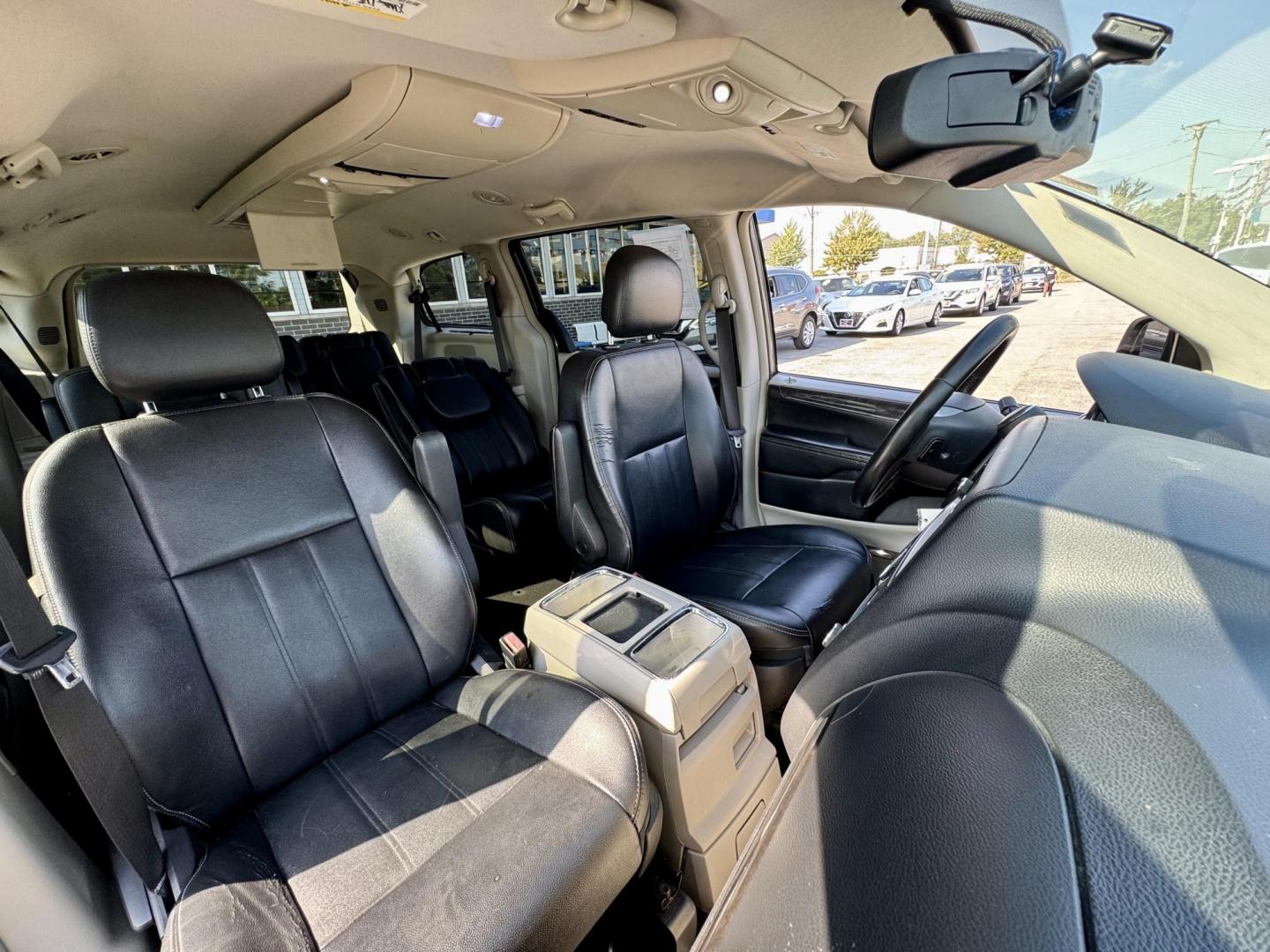 2016 GRAY Chrysler Town and Country Touring (2C4RC1BG9GR) with an 3.6L V6 DOHC 24V engine, 6A transmission, located at 7600 S Western Ave., Chicago, IL, 60620, (773) 918-3980, 0.000000, 0.000000 - Photo#9