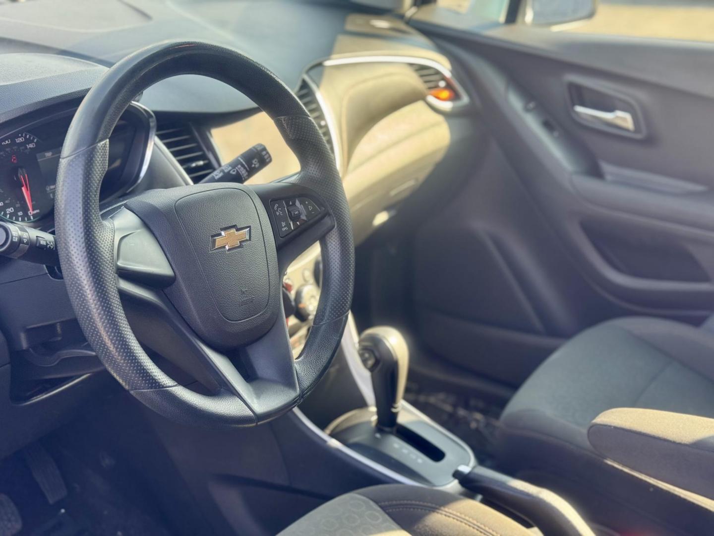 2018 SILVER Chevrolet Trax LS FWD (KL7CJKSB7JB) with an 1.4L L4 DOHC 16V engine, 6A transmission, located at 7600 S Western Ave., Chicago, IL, 60620, (773) 918-3980, 0.000000, 0.000000 - Photo#5