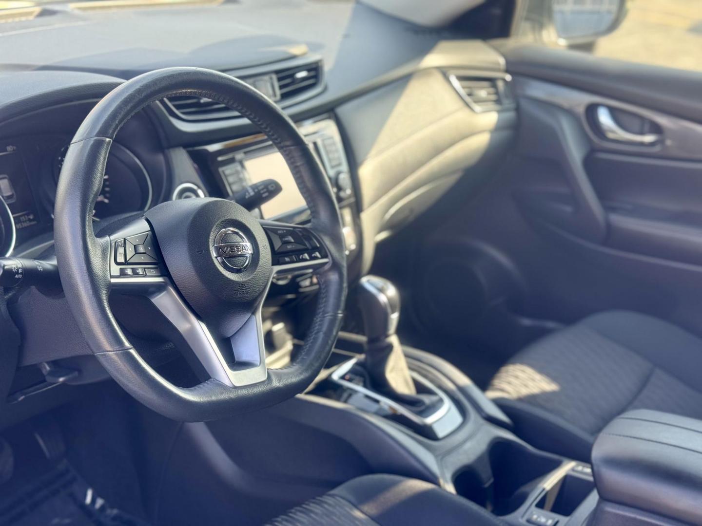 2017 WHITE Nissan Rogue S AWD (5N1AT2MV2HC) with an 2.5L L4 DOHC 16V engine, CVT transmission, located at 7600 S Western Ave., Chicago, IL, 60620, (773) 918-3980, 0.000000, 0.000000 - Photo#5