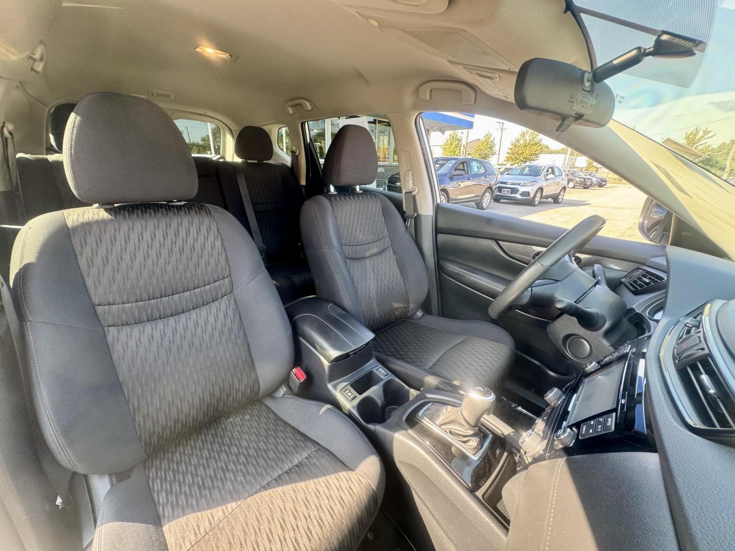 2017 WHITE Nissan Rogue S AWD (5N1AT2MV2HC) with an 2.5L L4 DOHC 16V engine, CVT transmission, located at 7600 S Western Ave., Chicago, IL, 60620, (773) 918-3980, 0.000000, 0.000000 - Photo#9