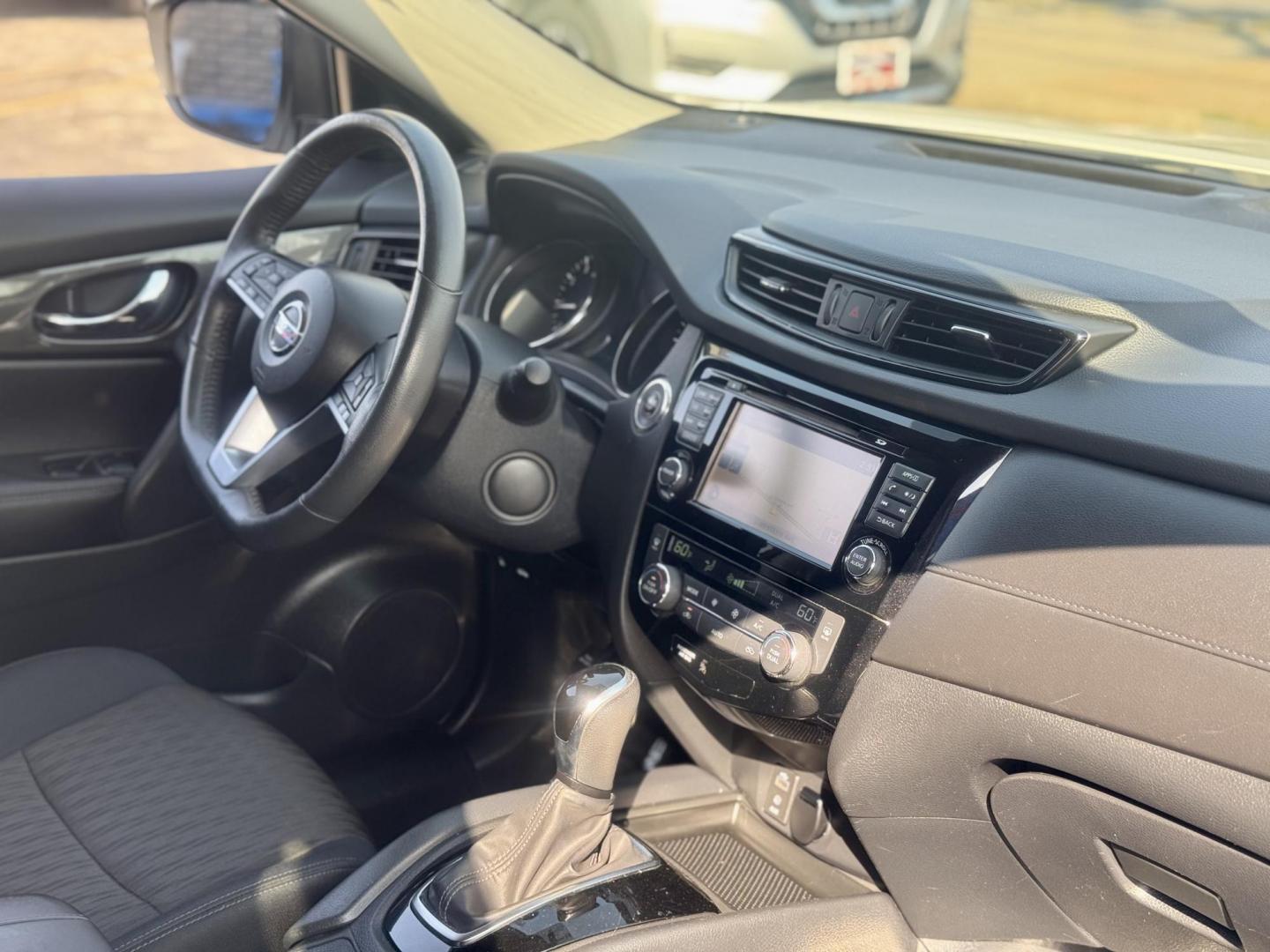 2017 WHITE Nissan Rogue S AWD (5N1AT2MV2HC) with an 2.5L L4 DOHC 16V engine, CVT transmission, located at 7600 S Western Ave., Chicago, IL, 60620, (773) 918-3980, 0.000000, 0.000000 - Photo#8