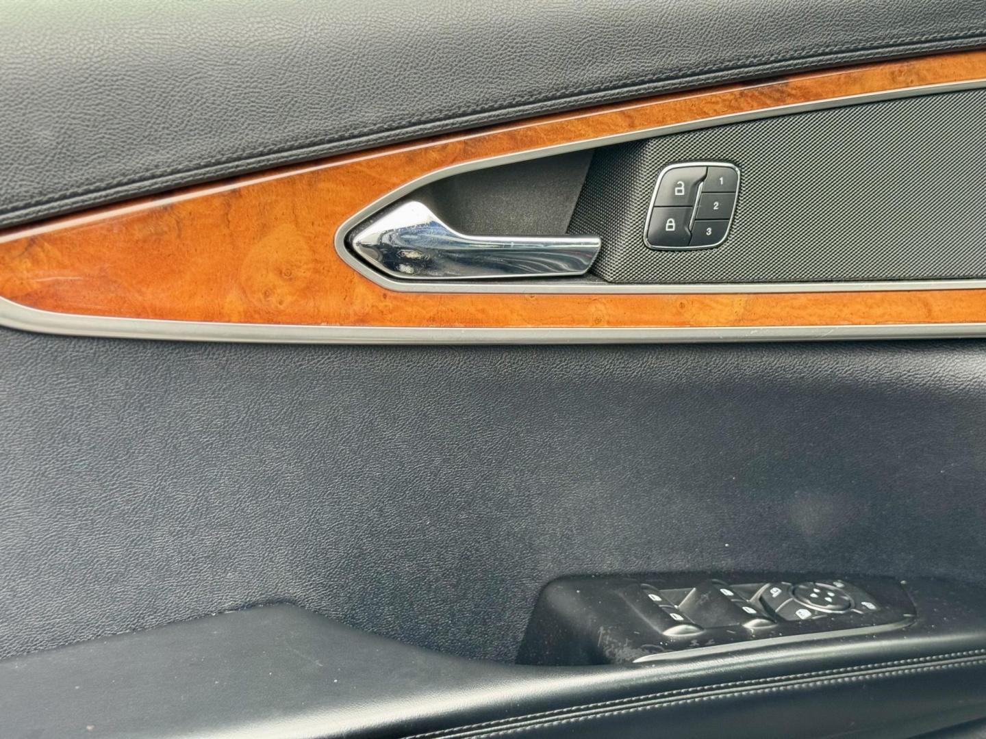 2016 BLACK Lincoln MKX Reserve AWD (2LMTJ8LR8GB) with an 3.7L V6 DOHC 24V engine, 6-Speed Automatic transmission, located at 7600 S Western Ave., Chicago, IL, 60620, (773) 918-3980, 0.000000, 0.000000 - Photo#12