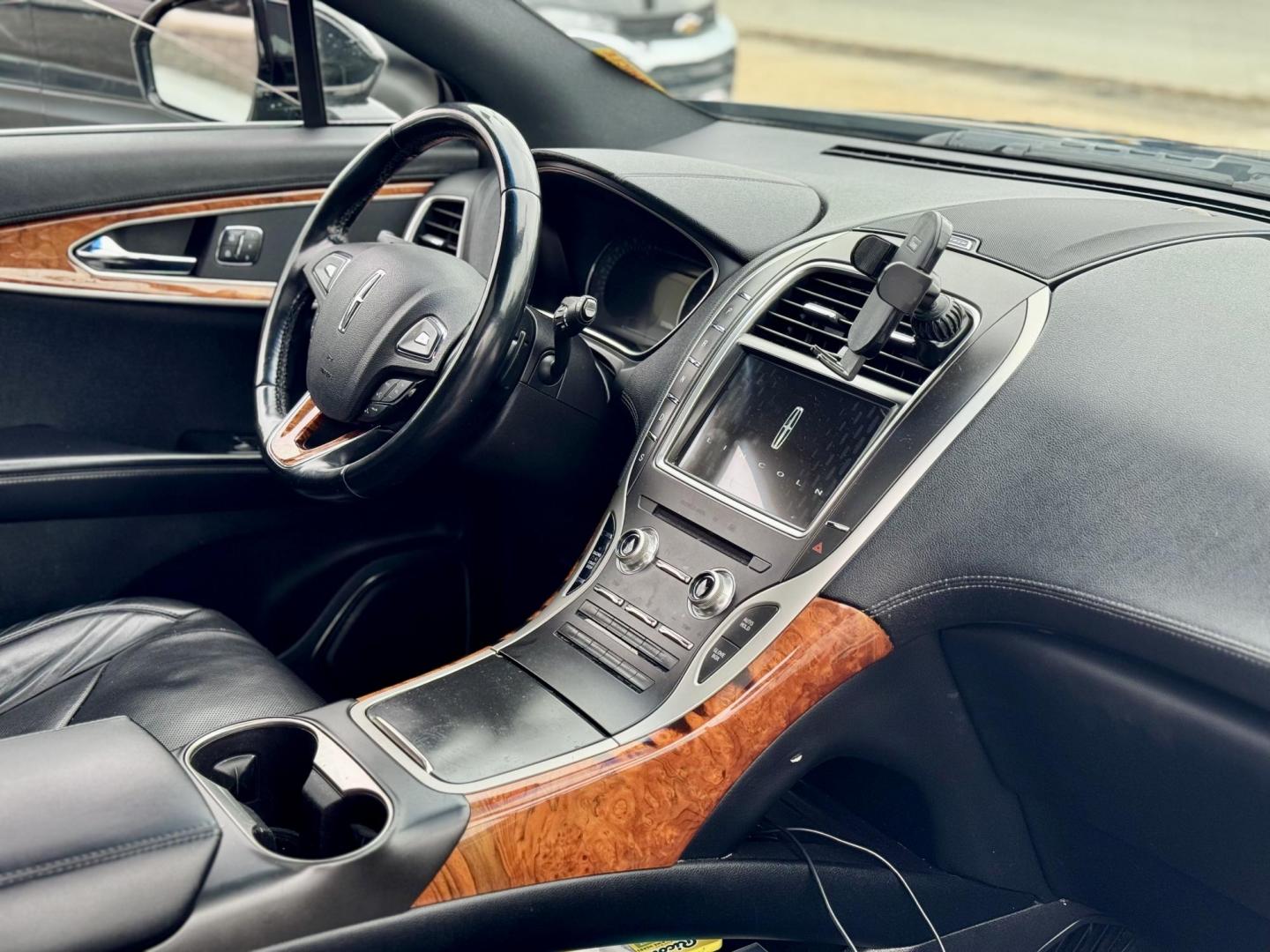 2016 BLACK Lincoln MKX Reserve AWD (2LMTJ8LR8GB) with an 3.7L V6 DOHC 24V engine, 6-Speed Automatic transmission, located at 7600 S Western Ave., Chicago, IL, 60620, (773) 918-3980, 0.000000, 0.000000 - Photo#8