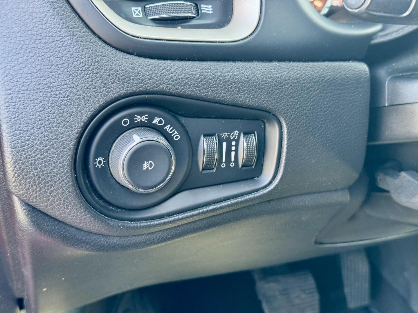 2015 RED Jeep Renegade Limited FWD (ZACCJADT5FP) with an 2.4L L4 engine, 9-Speed Automatic transmission, located at 7600 S Western Ave., Chicago, IL, 60620, (773) 918-3980, 0.000000, 0.000000 - Photo#12
