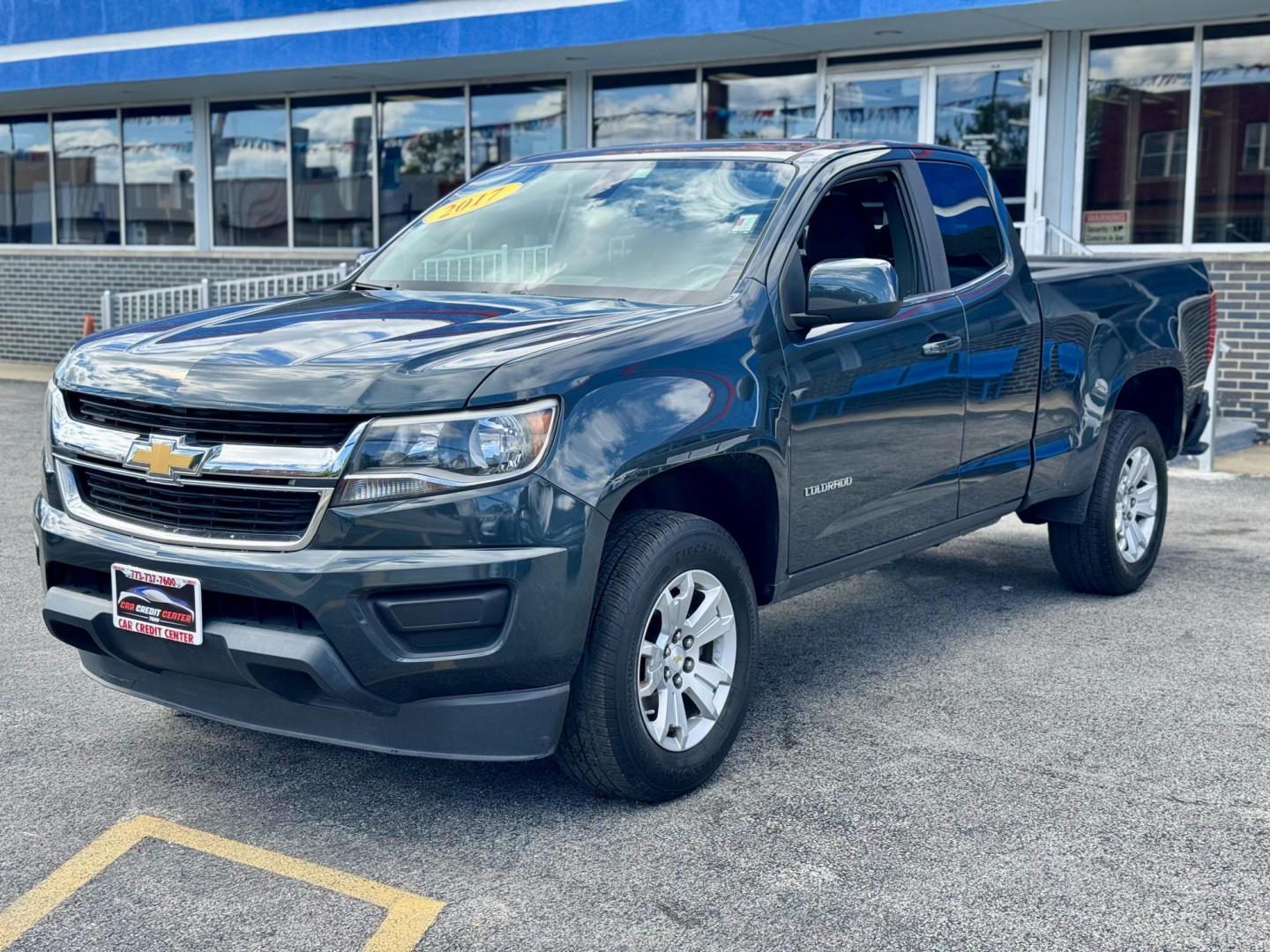 2017 GRAY Chevrolet Colorado LT Ext. Cab 2WD (1GCHSCEA2H1) with an 2.5L L4 DOHC 16V GAS engine, 6A transmission, located at 7600 S Western Ave., Chicago, IL, 60620, (773) 918-3980, 0.000000, 0.000000 - Photo#2