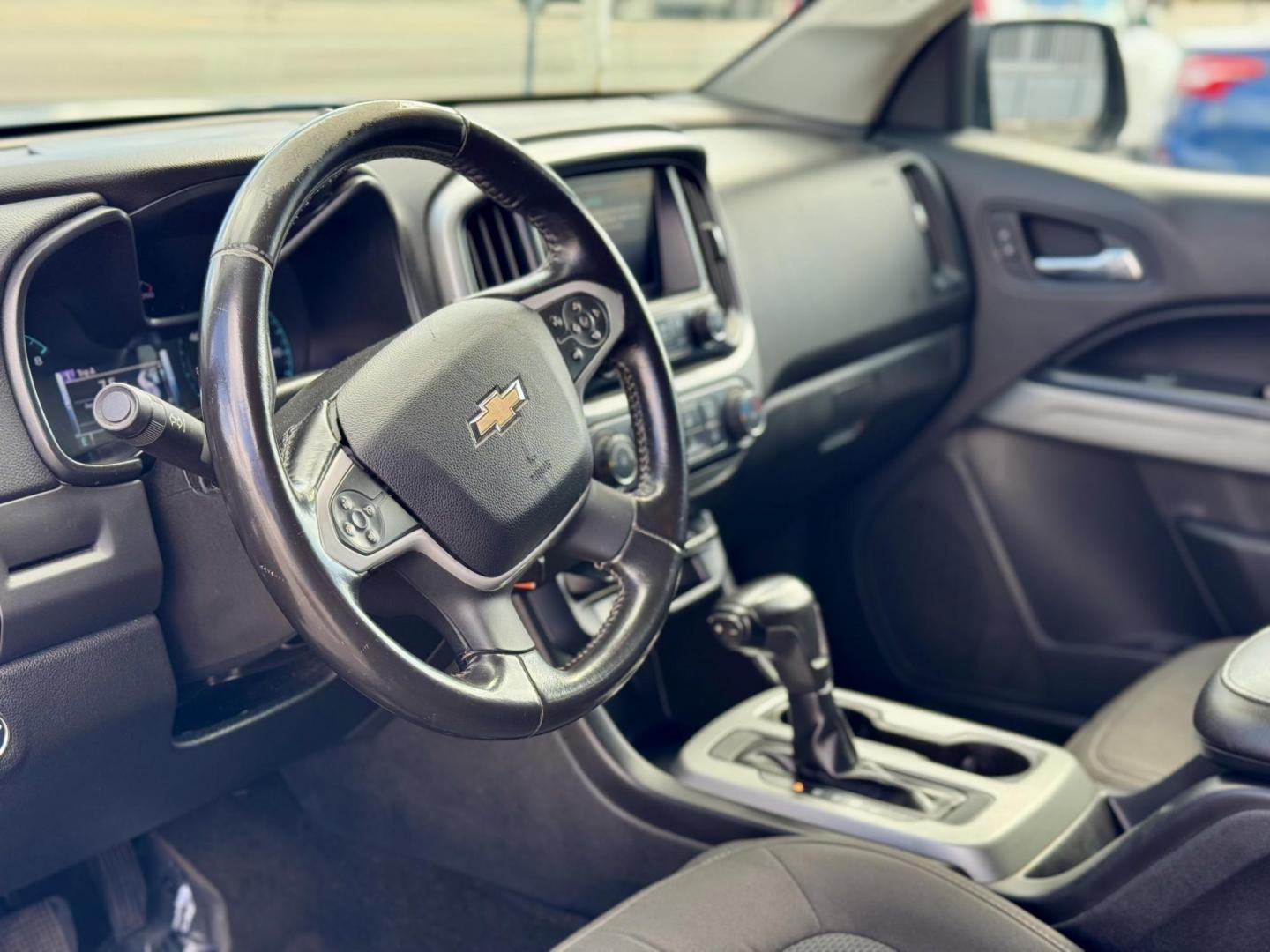 2017 GRAY Chevrolet Colorado LT Ext. Cab 2WD (1GCHSCEA2H1) with an 2.5L L4 DOHC 16V GAS engine, 6A transmission, located at 7600 S Western Ave., Chicago, IL, 60620, (773) 918-3980, 0.000000, 0.000000 - Photo#5