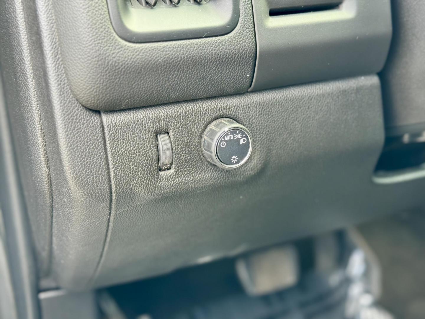 2017 GRAY Chevrolet Colorado LT Ext. Cab 2WD (1GCHSCEA2H1) with an 2.5L L4 DOHC 16V GAS engine, 6A transmission, located at 7600 S Western Ave., Chicago, IL, 60620, (773) 918-3980, 0.000000, 0.000000 - Photo#11