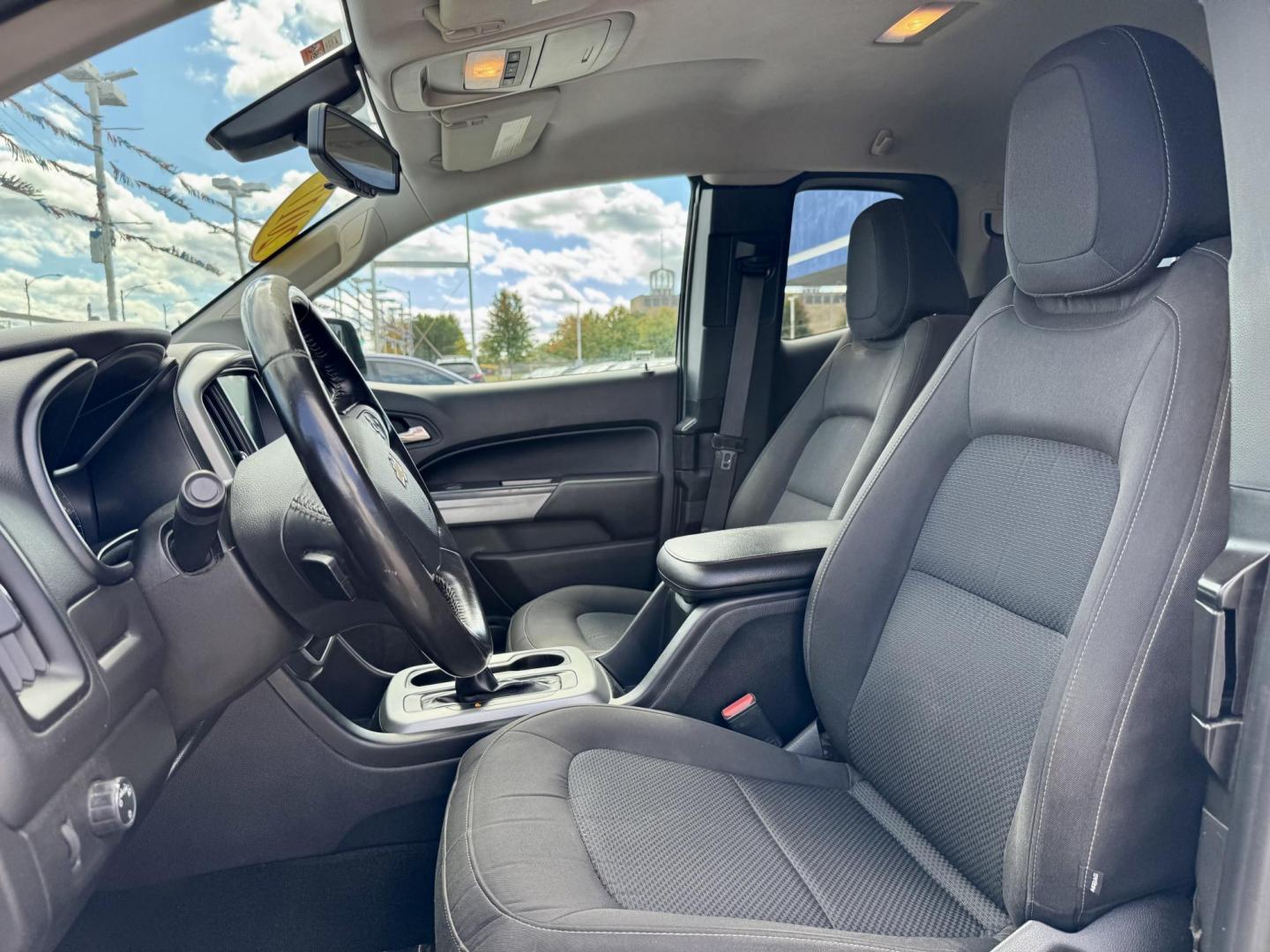 2017 GRAY Chevrolet Colorado LT Ext. Cab 2WD (1GCHSCEA2H1) with an 2.5L L4 DOHC 16V GAS engine, 6A transmission, located at 7600 S Western Ave., Chicago, IL, 60620, (773) 918-3980, 0.000000, 0.000000 - Photo#6