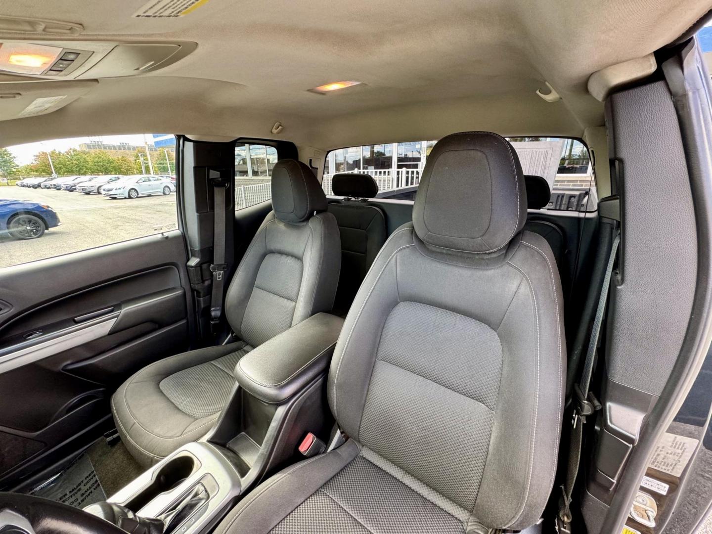 2017 GRAY Chevrolet Colorado LT Ext. Cab 2WD (1GCHSCEA2H1) with an 2.5L L4 DOHC 16V GAS engine, 6A transmission, located at 7600 S Western Ave., Chicago, IL, 60620, (773) 918-3980, 0.000000, 0.000000 - Photo#9