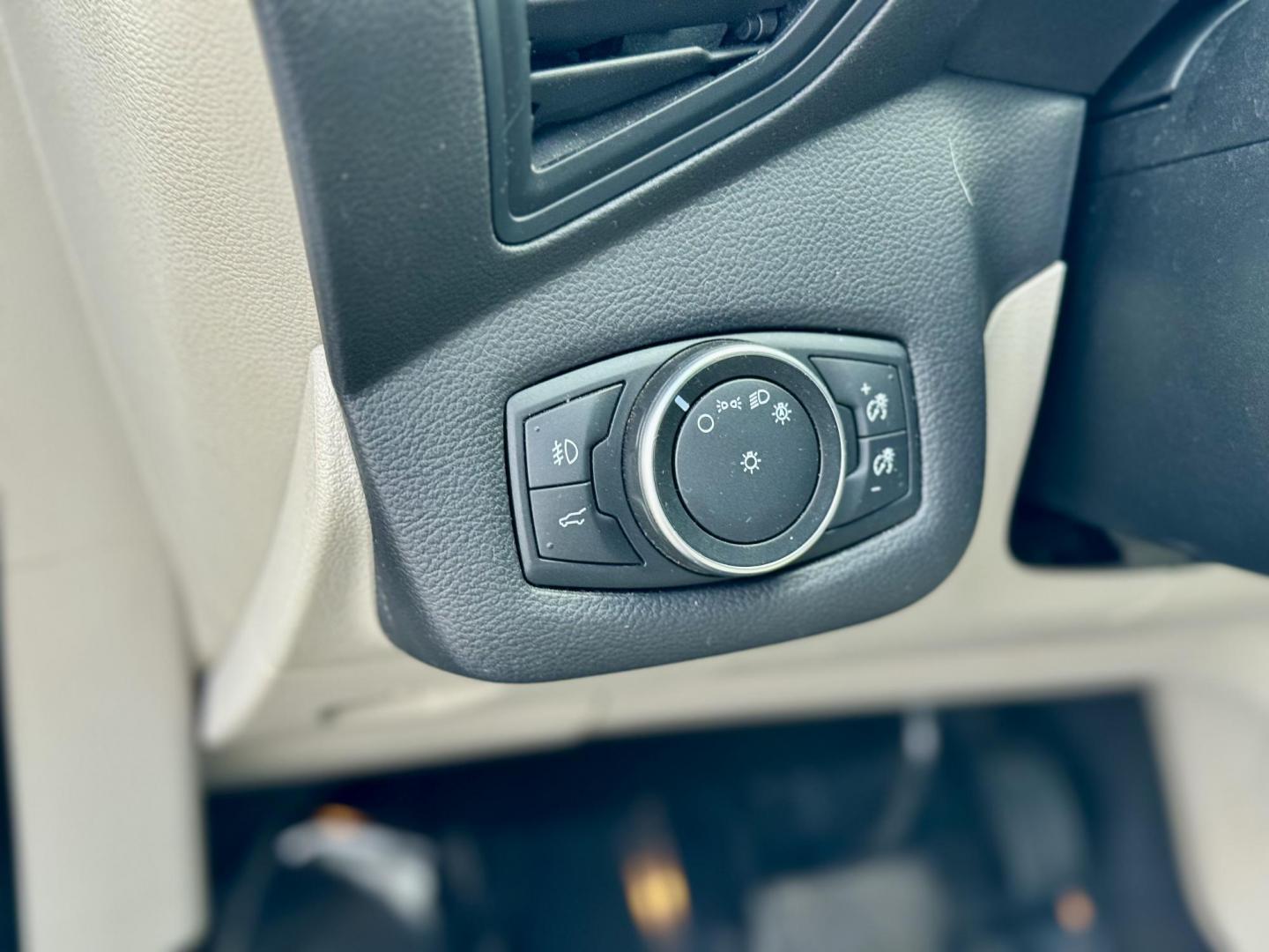 2018 GREY Ford Escape SE 4WD (1FMCU9GD6JU) with an 1.5L L4 DOHC 16V engine, 6A transmission, located at 7600 S Western Ave., Chicago, IL, 60620, (773) 918-3980, 0.000000, 0.000000 - Photo#12