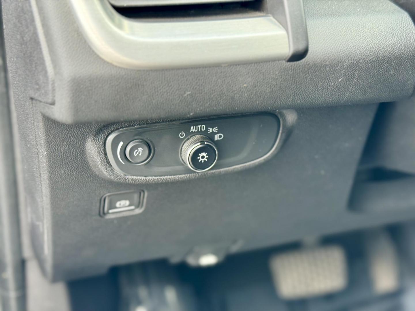 2018 GRAY GMC Terrain SLE (3GKALMEV3JL) with an 1.4L L4 DOHC 16V TURBO engine, 6A transmission, located at 7600 S Western Ave., Chicago, IL, 60620, (773) 918-3980, 0.000000, 0.000000 - Photo#12