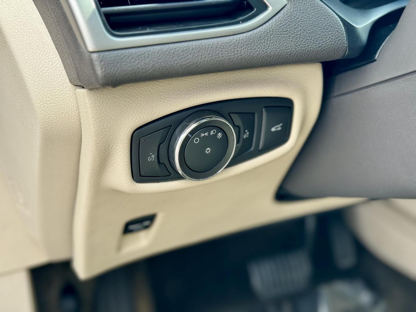 2016 RED Lincoln MKZ FWD (3LN6L2GK0GR) with an 3.7L V6 DOHC 24V engine, 6-Speed Automatic transmission, located at 7600 S Western Ave., Chicago, IL, 60620, (773) 918-3980, 0.000000, 0.000000 - Photo#13