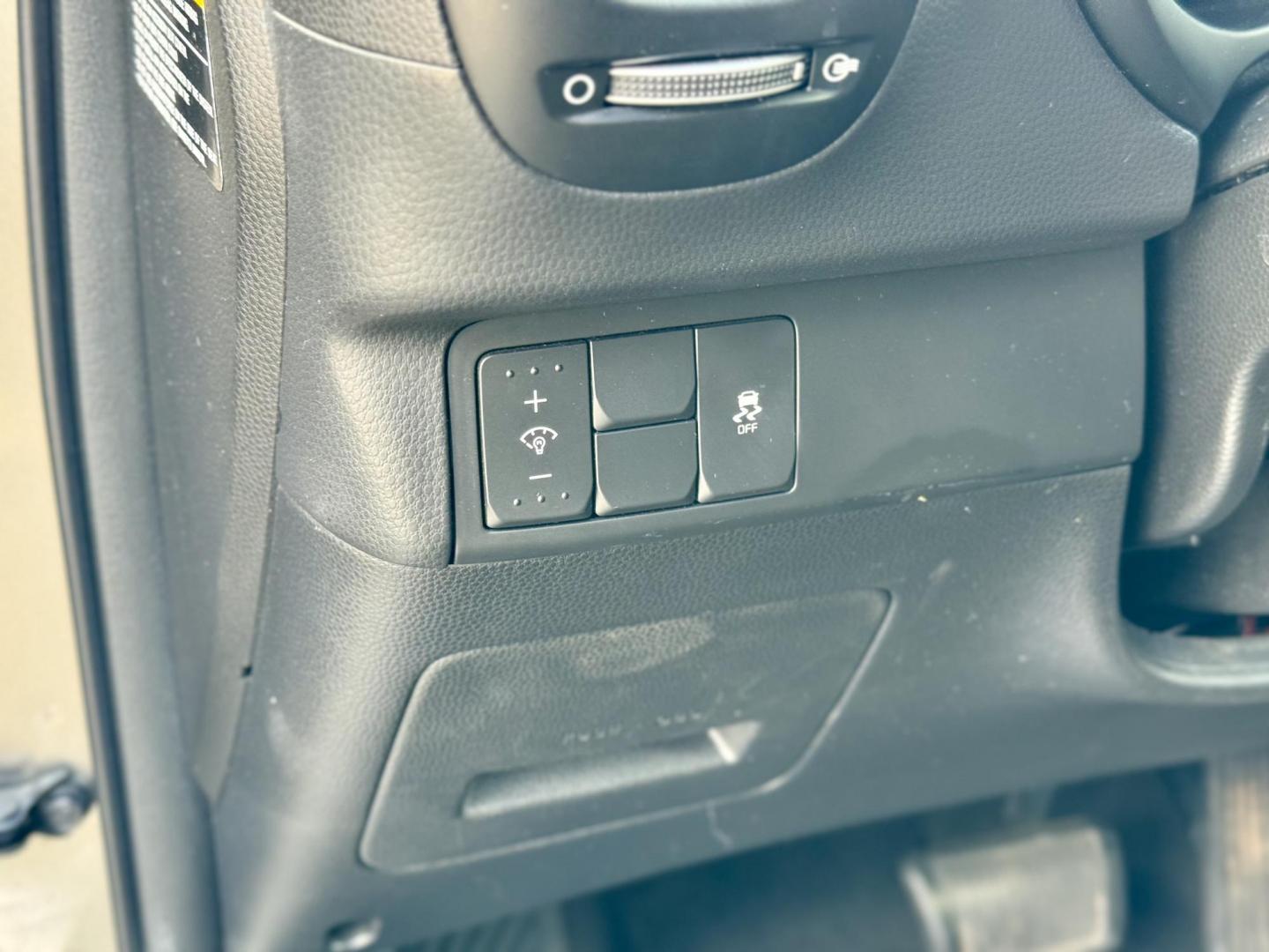 2014 GRAY Kia Soul Base (KNDJN2A22E7) with an 1.6L L4 DOHC 16V engine, located at 7600 S Western Ave., Chicago, IL, 60620, (773) 918-3980, 0.000000, 0.000000 - Photo#12