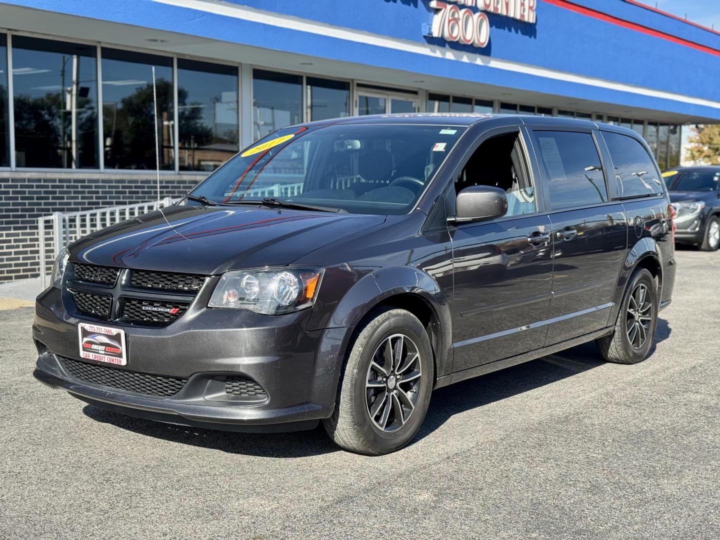 2017 GRAY Dodge Grand Caravan SE (2C4RDGBGXHR) with an 3.6L V6 DOHC 24V engine, 6A transmission, located at 7600 S Western Ave., Chicago, IL, 60620, (773) 918-3980, 0.000000, 0.000000 - Photo#2