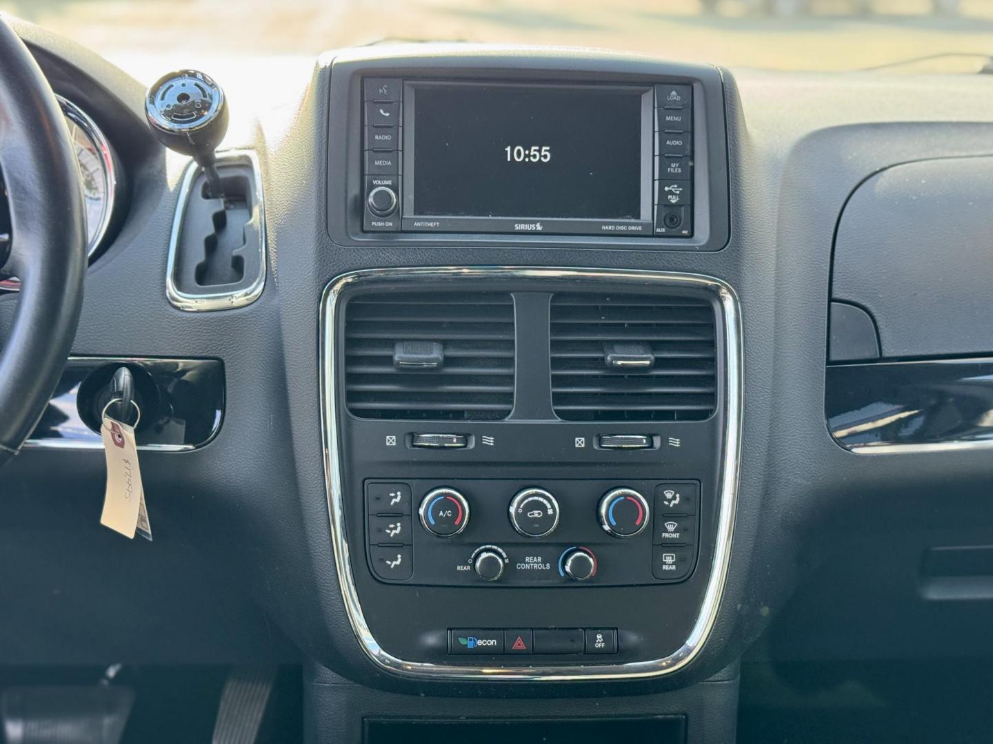 2017 GRAY Dodge Grand Caravan SE (2C4RDGBGXHR) with an 3.6L V6 DOHC 24V engine, 6A transmission, located at 7600 S Western Ave., Chicago, IL, 60620, (773) 918-3980, 0.000000, 0.000000 - Photo#12