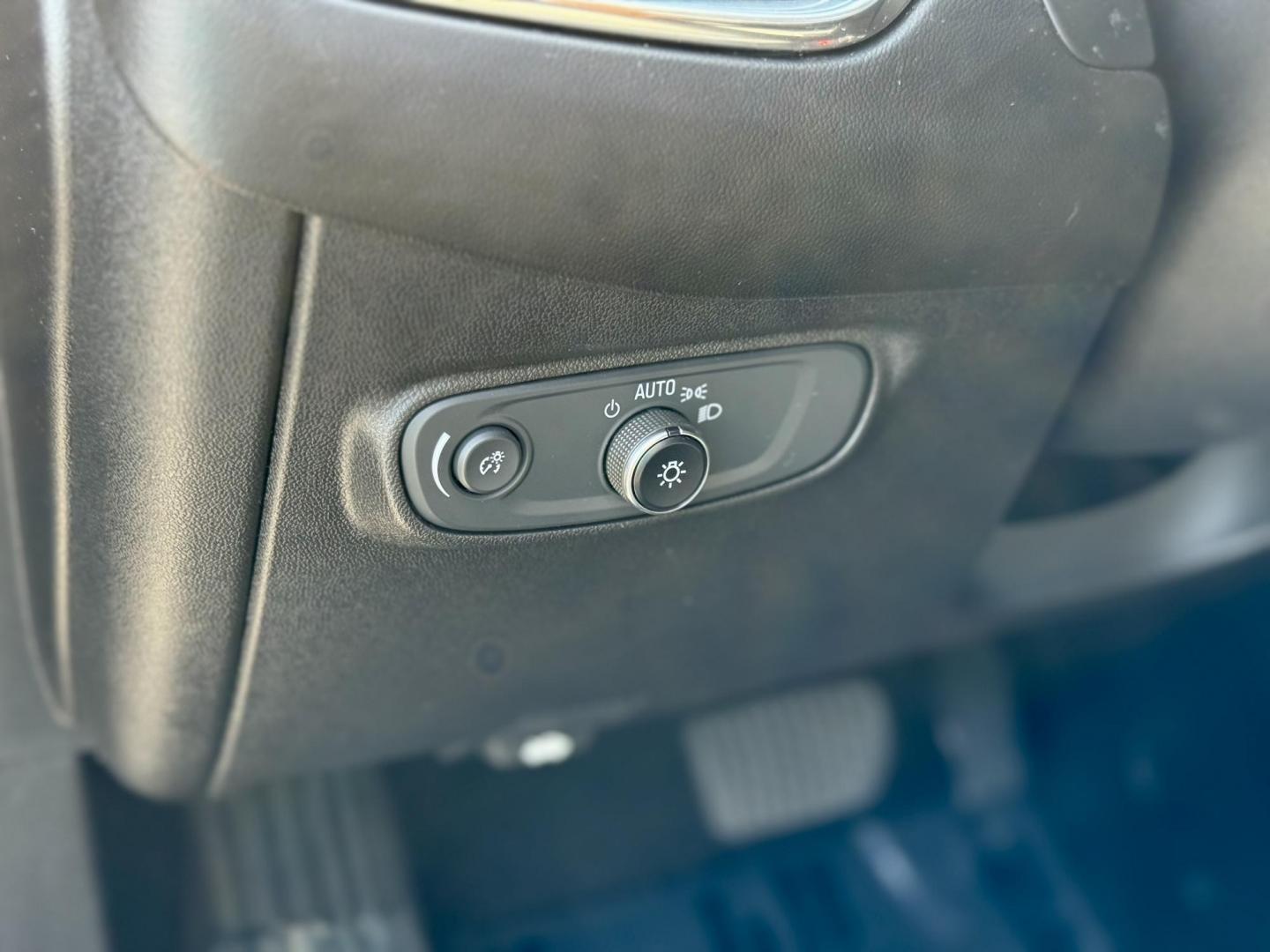 2019 BLACK Chevrolet Equinox LT 2WD (2GNAXJEV9K6) with an 1.5L L4 DIR DOHC 16V TURBO engine, 6A transmission, located at 7600 S Western Ave., Chicago, IL, 60620, (773) 918-3980, 0.000000, 0.000000 - Photo#12