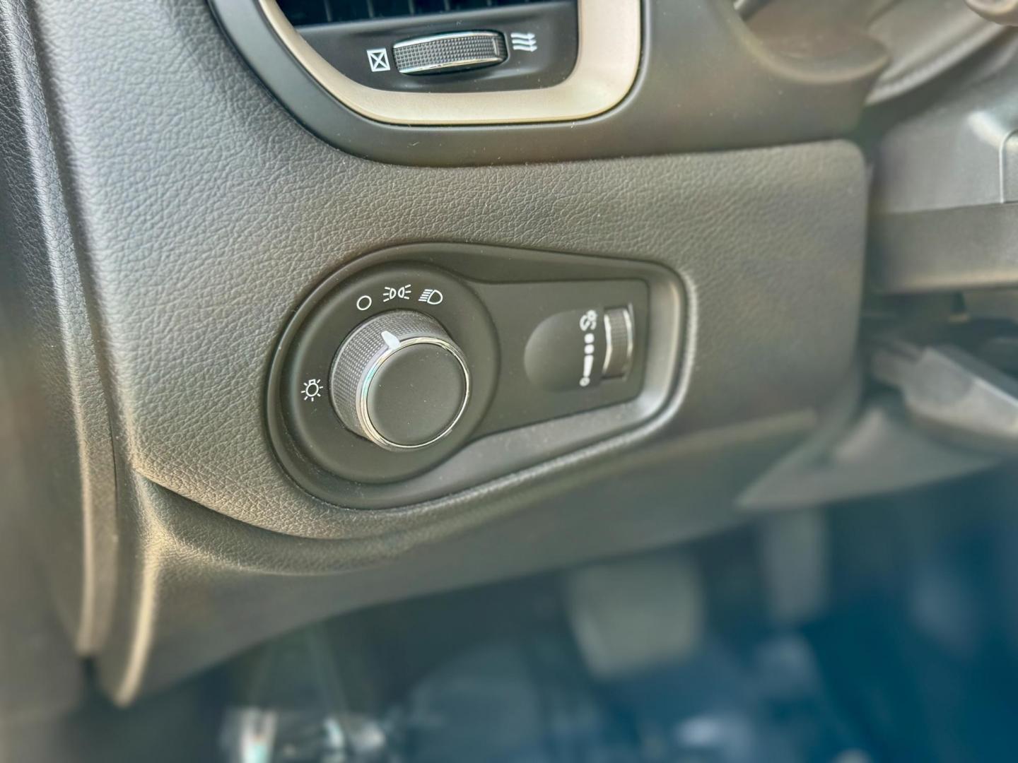 2015 BLACK Jeep Renegade Sport FWD (ZACCJAAT4FP) with an 2.4L L4 engine, 6-Speed Manual transmission, located at 7600 S Western Ave., Chicago, IL, 60620, (773) 918-3980, 0.000000, 0.000000 - Photo#12