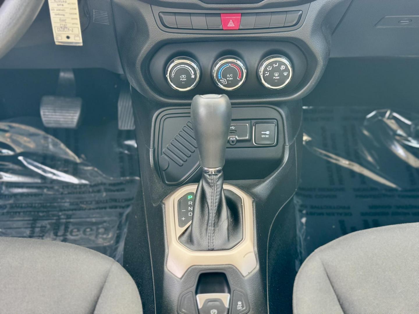 2015 BLACK Jeep Renegade Sport FWD (ZACCJAAT4FP) with an 2.4L L4 engine, 6-Speed Manual transmission, located at 7600 S Western Ave., Chicago, IL, 60620, (773) 918-3980, 0.000000, 0.000000 - Photo#11