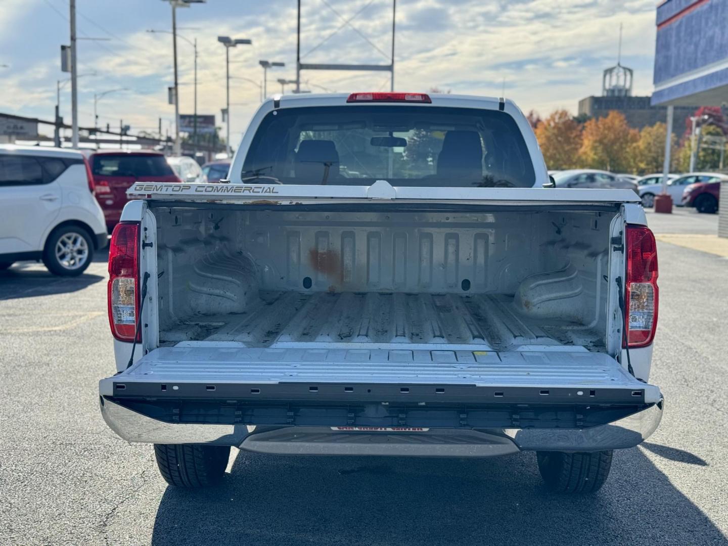 2015 WHITE Nissan Frontier SV King Cab I4 5MT 2WD (1N6BD0CT6FN) with an 2.5L L4 DOHC 16V engine, 5-Speed Manual transmission, located at 7600 S Western Ave., Chicago, IL, 60620, (773) 918-3980, 0.000000, 0.000000 - Photo#4