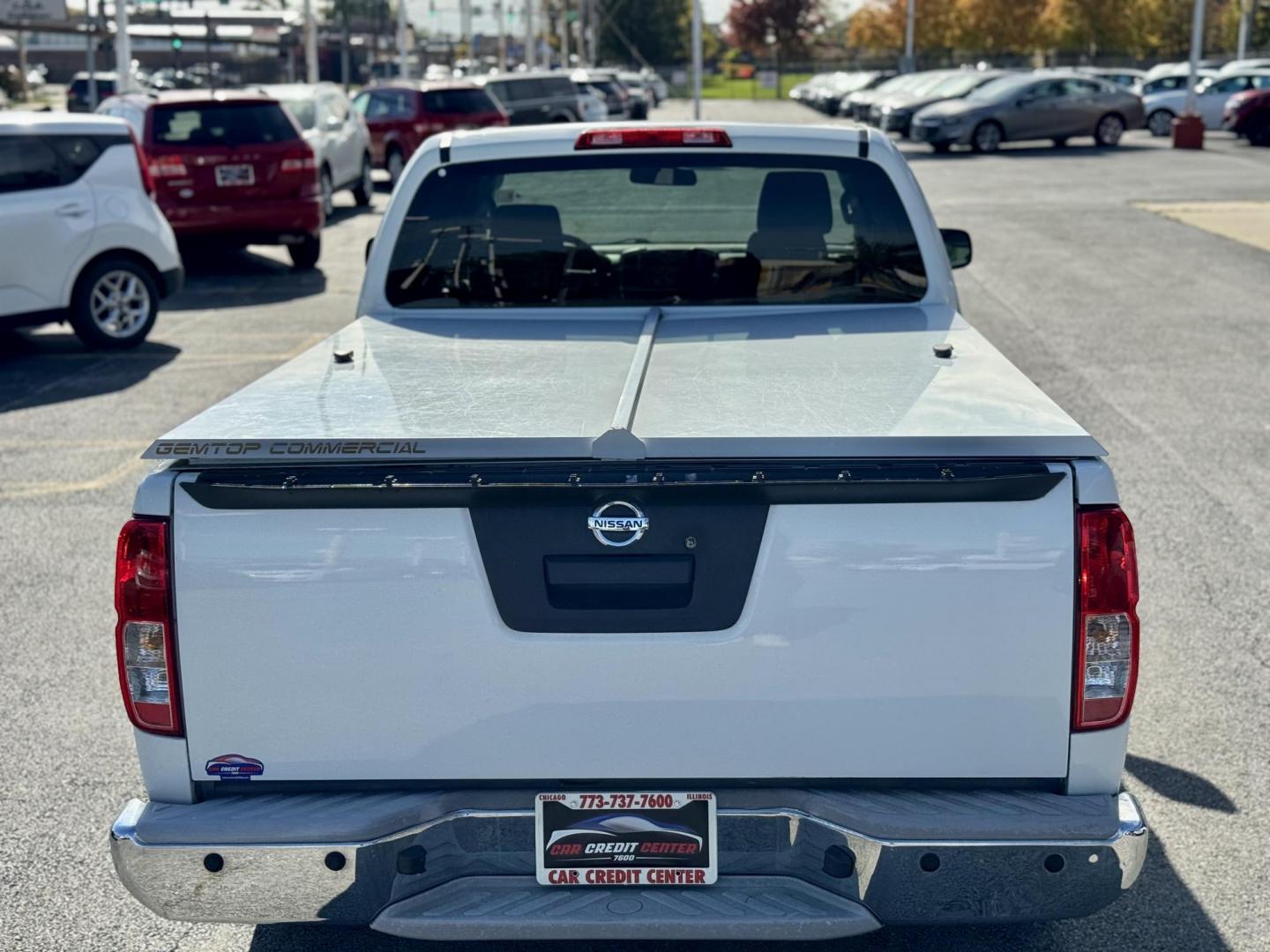 2015 WHITE Nissan Frontier SV King Cab I4 5MT 2WD (1N6BD0CT6FN) with an 2.5L L4 DOHC 16V engine, 5-Speed Manual transmission, located at 7600 S Western Ave., Chicago, IL, 60620, (773) 918-3980, 0.000000, 0.000000 - Photo#5