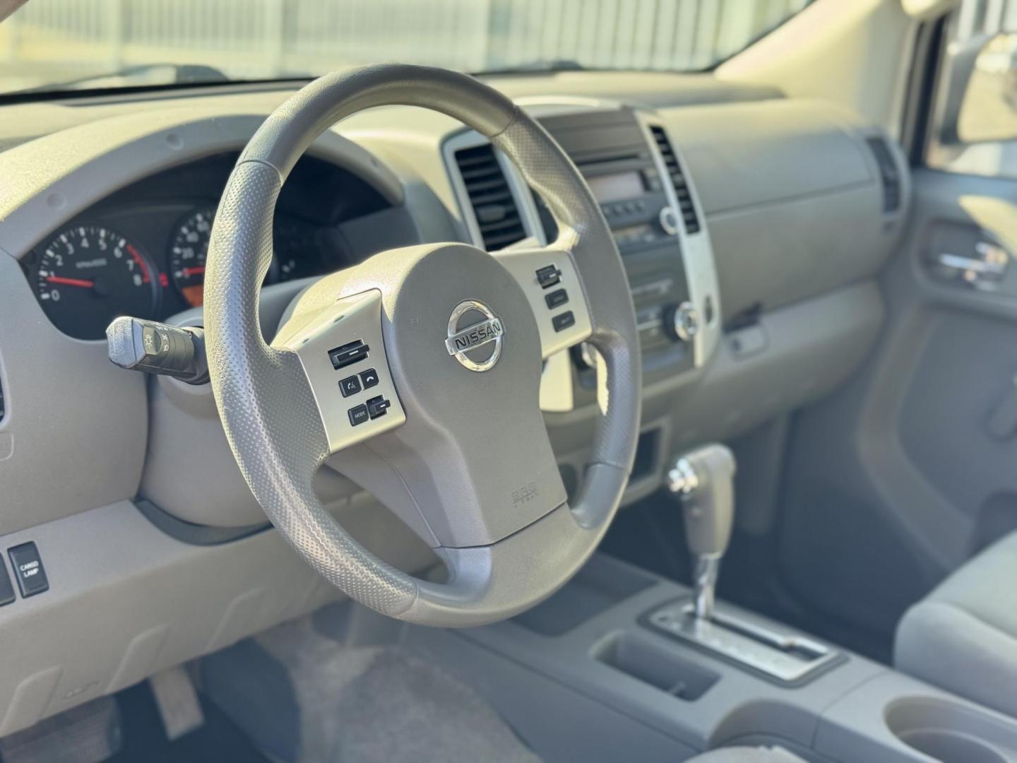 2015 WHITE Nissan Frontier SV King Cab I4 5MT 2WD (1N6BD0CT6FN) with an 2.5L L4 DOHC 16V engine, 5-Speed Manual transmission, located at 7600 S Western Ave., Chicago, IL, 60620, (773) 918-3980, 0.000000, 0.000000 - Photo#6