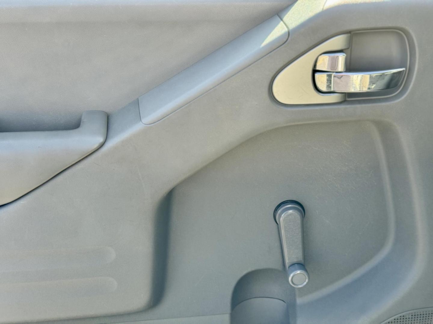 2015 WHITE Nissan Frontier SV King Cab I4 5MT 2WD (1N6BD0CT6FN) with an 2.5L L4 DOHC 16V engine, 5-Speed Manual transmission, located at 7600 S Western Ave., Chicago, IL, 60620, (773) 918-3980, 0.000000, 0.000000 - Photo#12