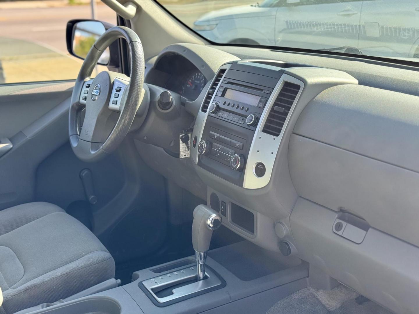2015 WHITE Nissan Frontier SV King Cab I4 5MT 2WD (1N6BD0CT6FN) with an 2.5L L4 DOHC 16V engine, 5-Speed Manual transmission, located at 7600 S Western Ave., Chicago, IL, 60620, (773) 918-3980, 0.000000, 0.000000 - Photo#7