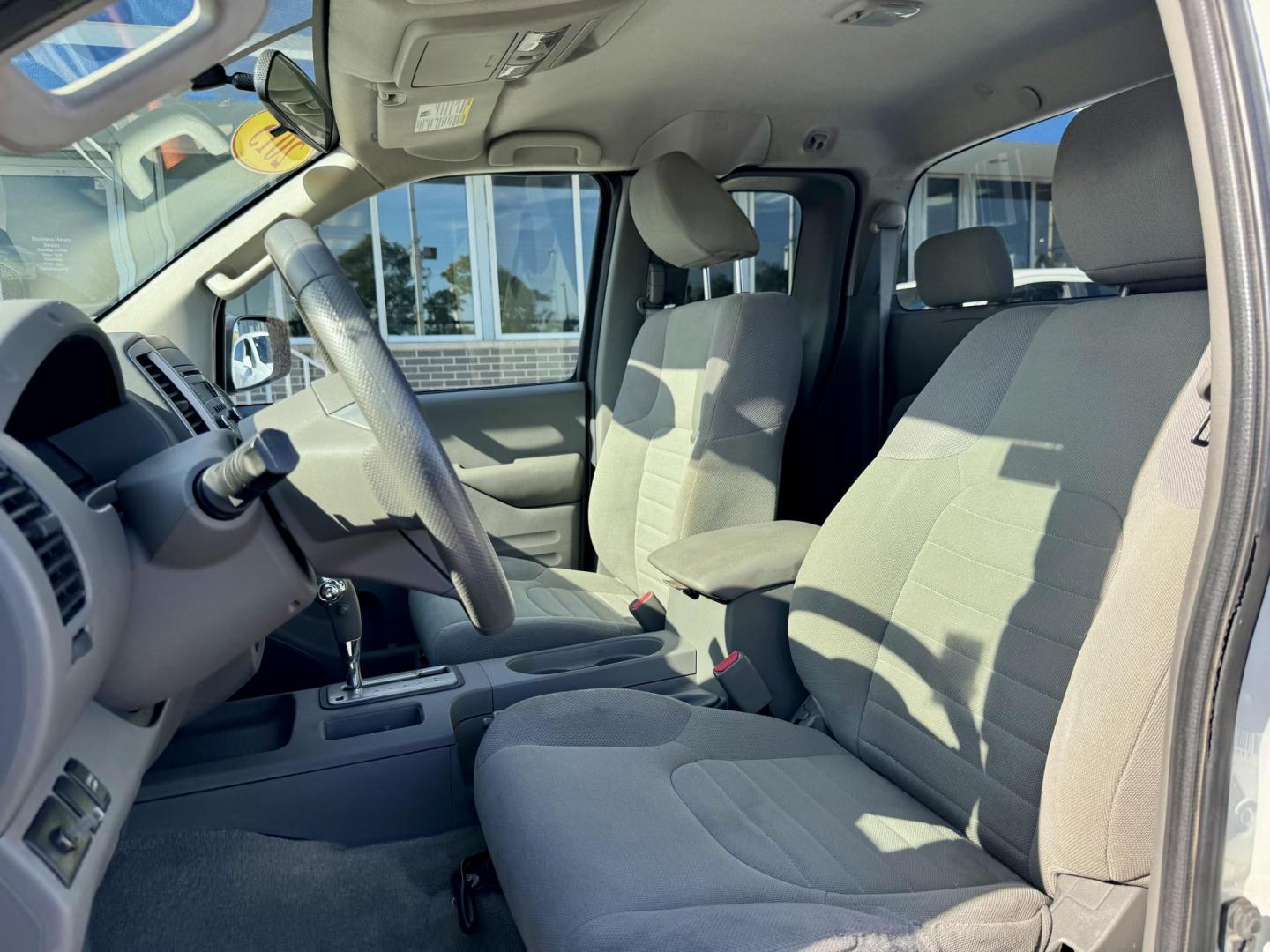 2015 WHITE Nissan Frontier SV King Cab I4 5MT 2WD (1N6BD0CT6FN) with an 2.5L L4 DOHC 16V engine, 5-Speed Manual transmission, located at 7600 S Western Ave., Chicago, IL, 60620, (773) 918-3980, 0.000000, 0.000000 - Photo#8