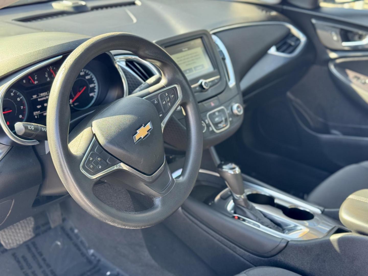 2018 SILVER Chevrolet Malibu LT (1G1ZD5ST2JF) with an 1.5L L4 DOHC 16V engine, 6A transmission, located at 7600 S Western Ave., Chicago, IL, 60620, (773) 918-3980, 0.000000, 0.000000 - Photo#5