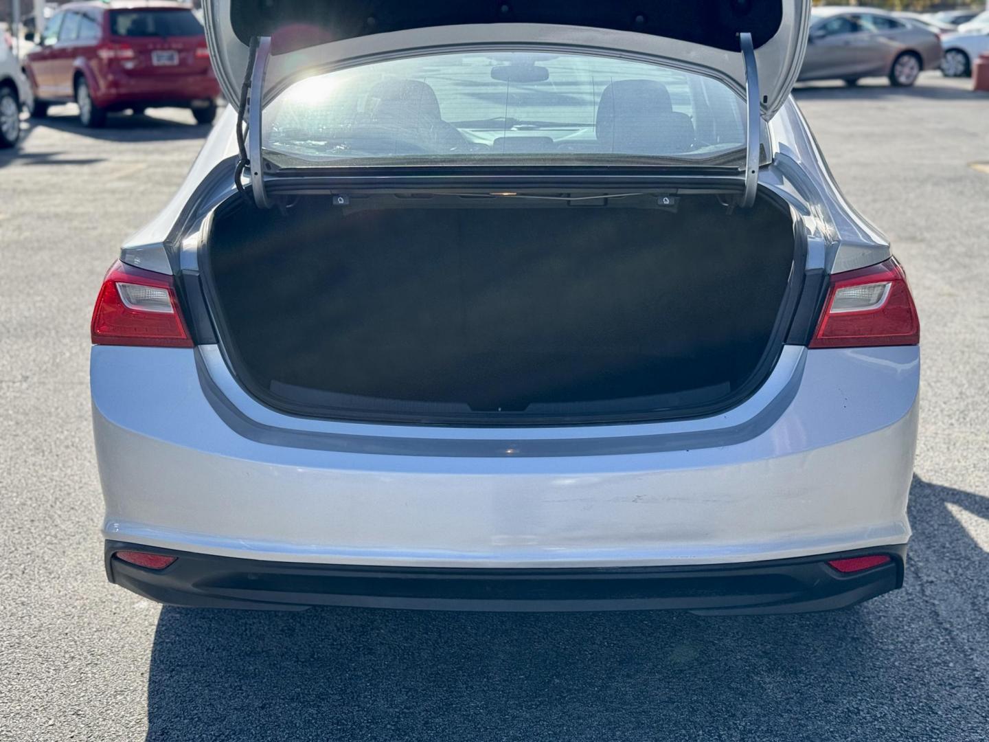 2018 SILVER Chevrolet Malibu LT (1G1ZD5ST2JF) with an 1.5L L4 DOHC 16V engine, 6A transmission, located at 7600 S Western Ave., Chicago, IL, 60620, (773) 918-3980, 0.000000, 0.000000 - Photo#4