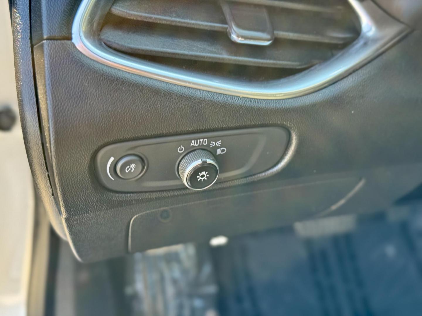 2018 SILVER Chevrolet Malibu LT (1G1ZD5ST2JF) with an 1.5L L4 DOHC 16V engine, 6A transmission, located at 7600 S Western Ave., Chicago, IL, 60620, (773) 918-3980, 0.000000, 0.000000 - Photo#11