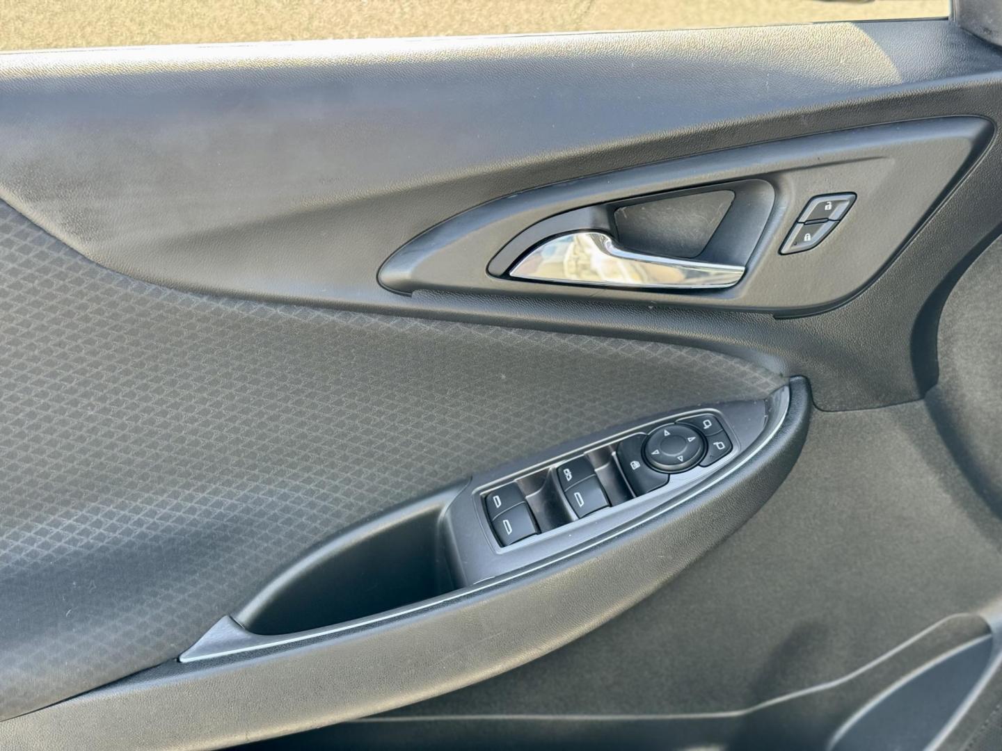 2018 SILVER Chevrolet Malibu LT (1G1ZD5ST2JF) with an 1.5L L4 DOHC 16V engine, 6A transmission, located at 7600 S Western Ave., Chicago, IL, 60620, (773) 918-3980, 0.000000, 0.000000 - Photo#12