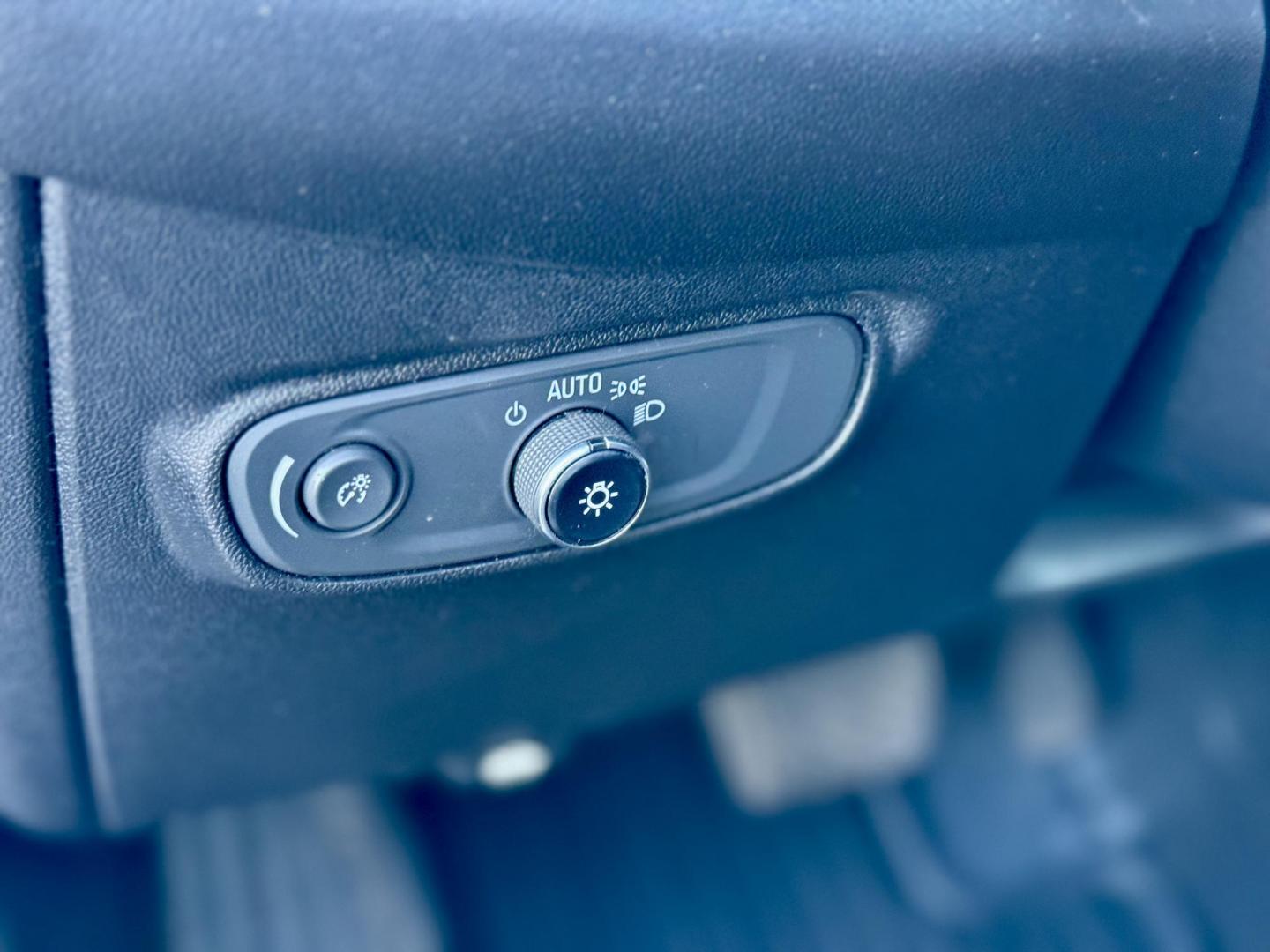 2019 BLACK Chevrolet Equinox LT 1.5 2WD (2GNAXKEV1K6) with an 1.5L L4 DIR DOHC 16V TURBO engine, 6A transmission, located at 7600 S Western Ave., Chicago, IL, 60620, (773) 918-3980, 0.000000, 0.000000 - Photo#11