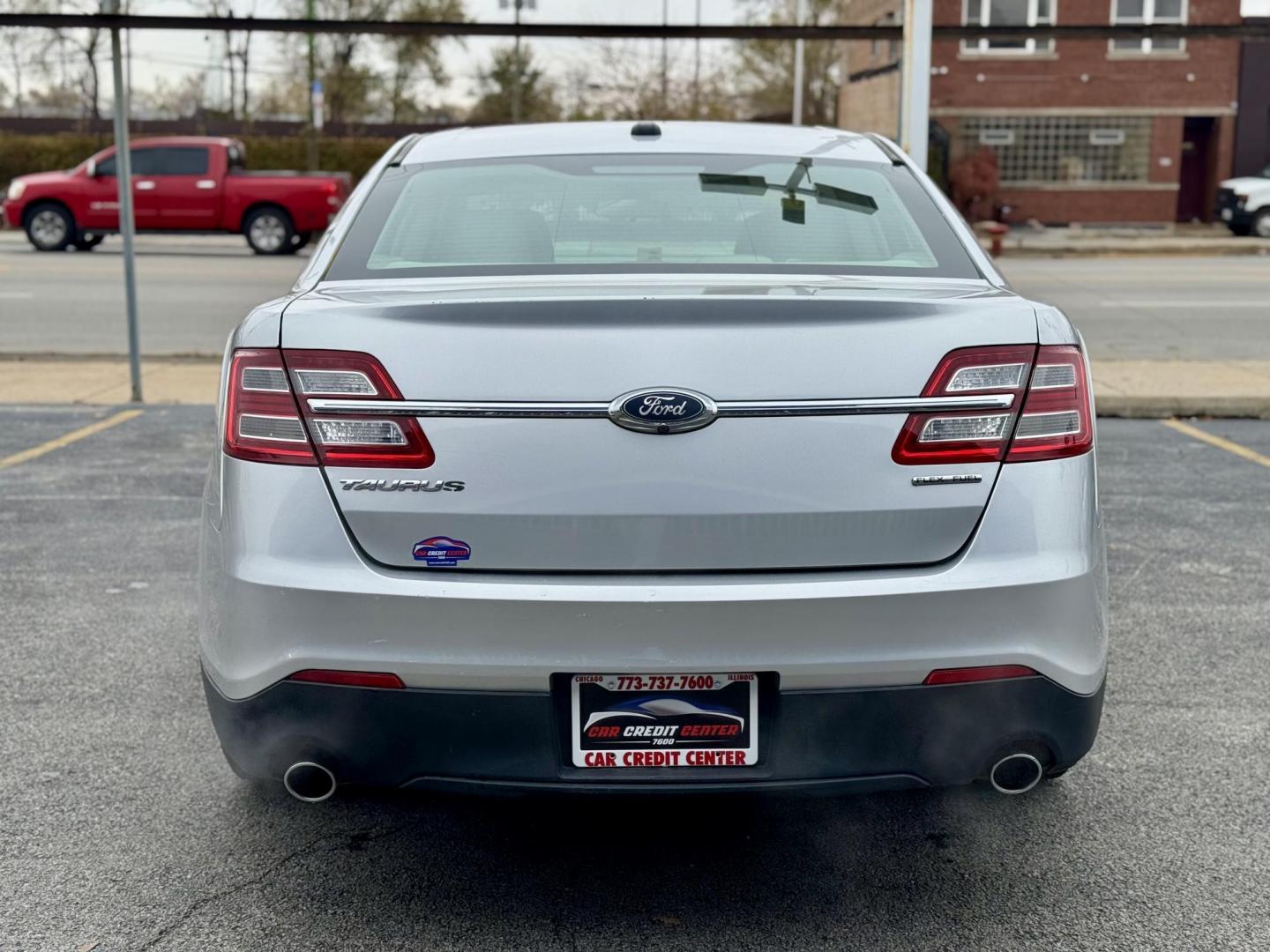 2017 SILVER Ford Taurus SE FWD (1FAHP2D87HG) with an 3.5L V6 DOHC 24V engine, 6A transmission, located at 7600 S Western Ave., Chicago, IL, 60620, (773) 918-3980, 0.000000, 0.000000 - Photo#3