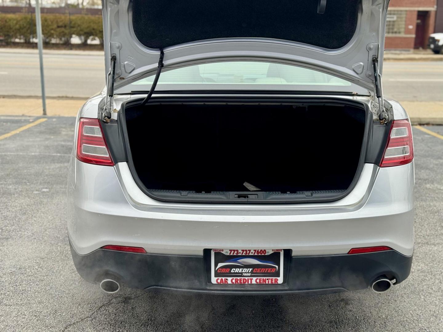 2017 SILVER Ford Taurus SE FWD (1FAHP2D87HG) with an 3.5L V6 DOHC 24V engine, 6A transmission, located at 7600 S Western Ave., Chicago, IL, 60620, (773) 918-3980, 0.000000, 0.000000 - Photo#4