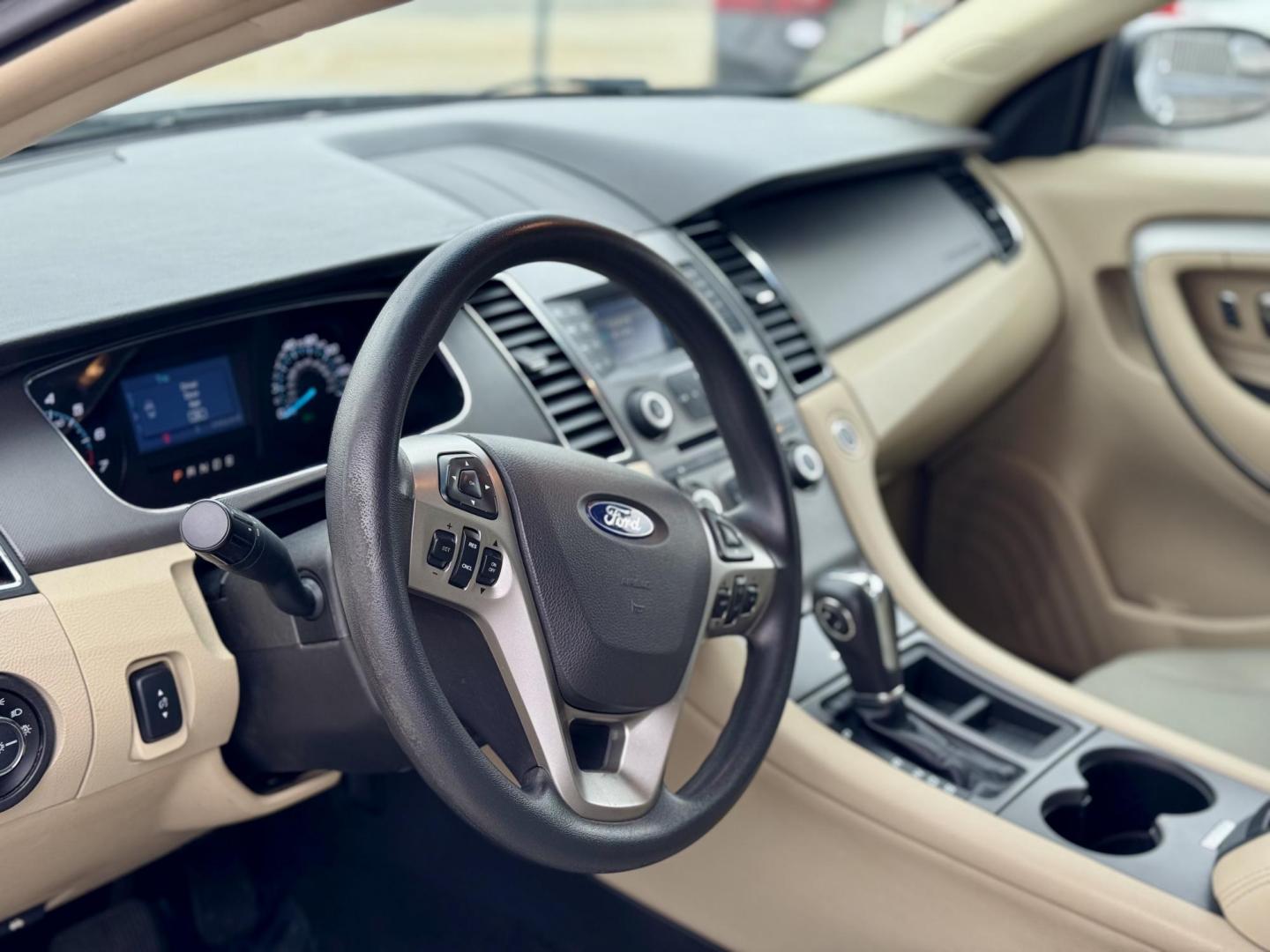 2017 SILVER Ford Taurus SE FWD (1FAHP2D87HG) with an 3.5L V6 DOHC 24V engine, 6A transmission, located at 7600 S Western Ave., Chicago, IL, 60620, (773) 918-3980, 0.000000, 0.000000 - Photo#5