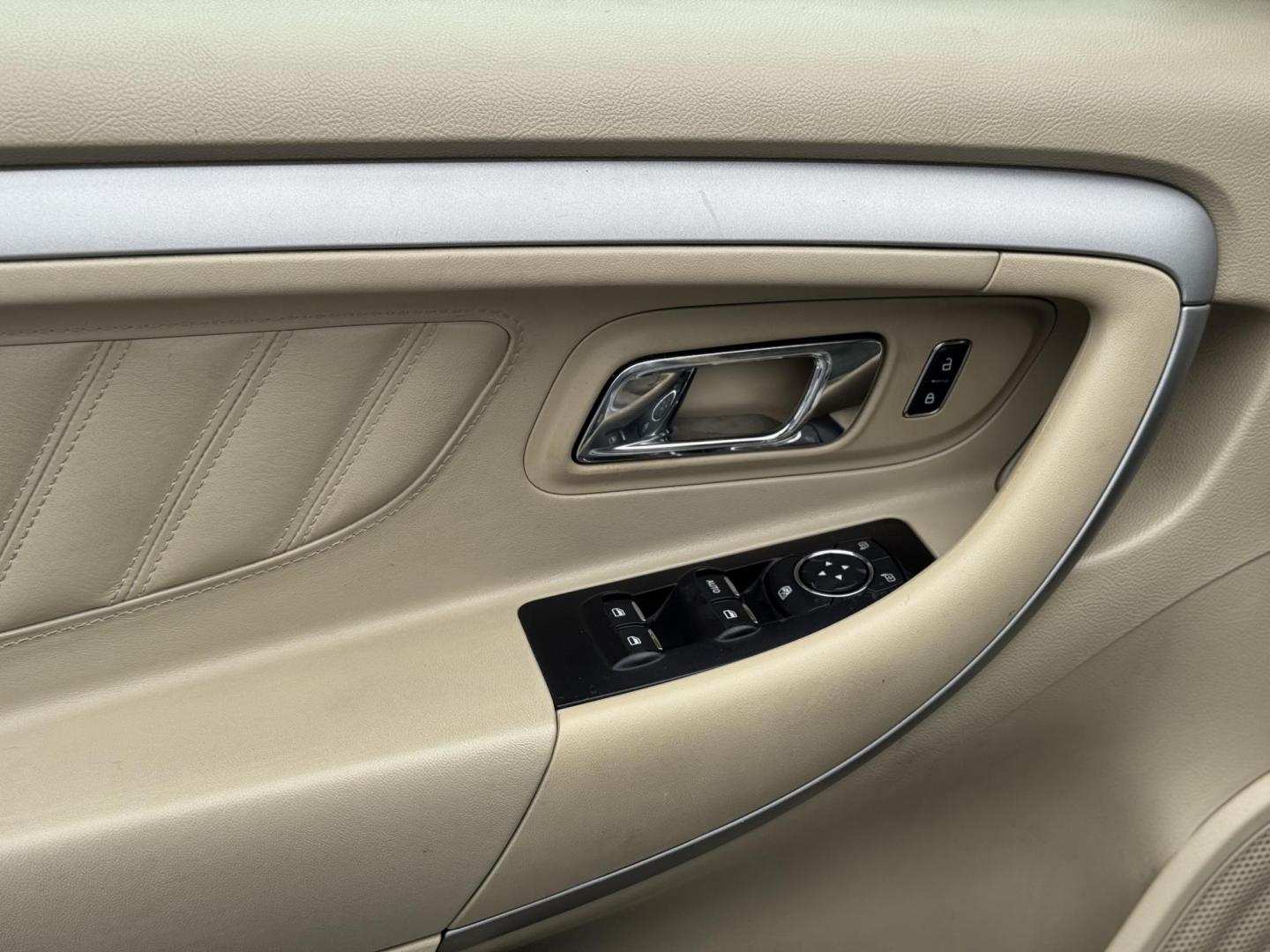 2017 SILVER Ford Taurus SE FWD (1FAHP2D87HG) with an 3.5L V6 DOHC 24V engine, 6A transmission, located at 7600 S Western Ave., Chicago, IL, 60620, (773) 918-3980, 0.000000, 0.000000 - Photo#12